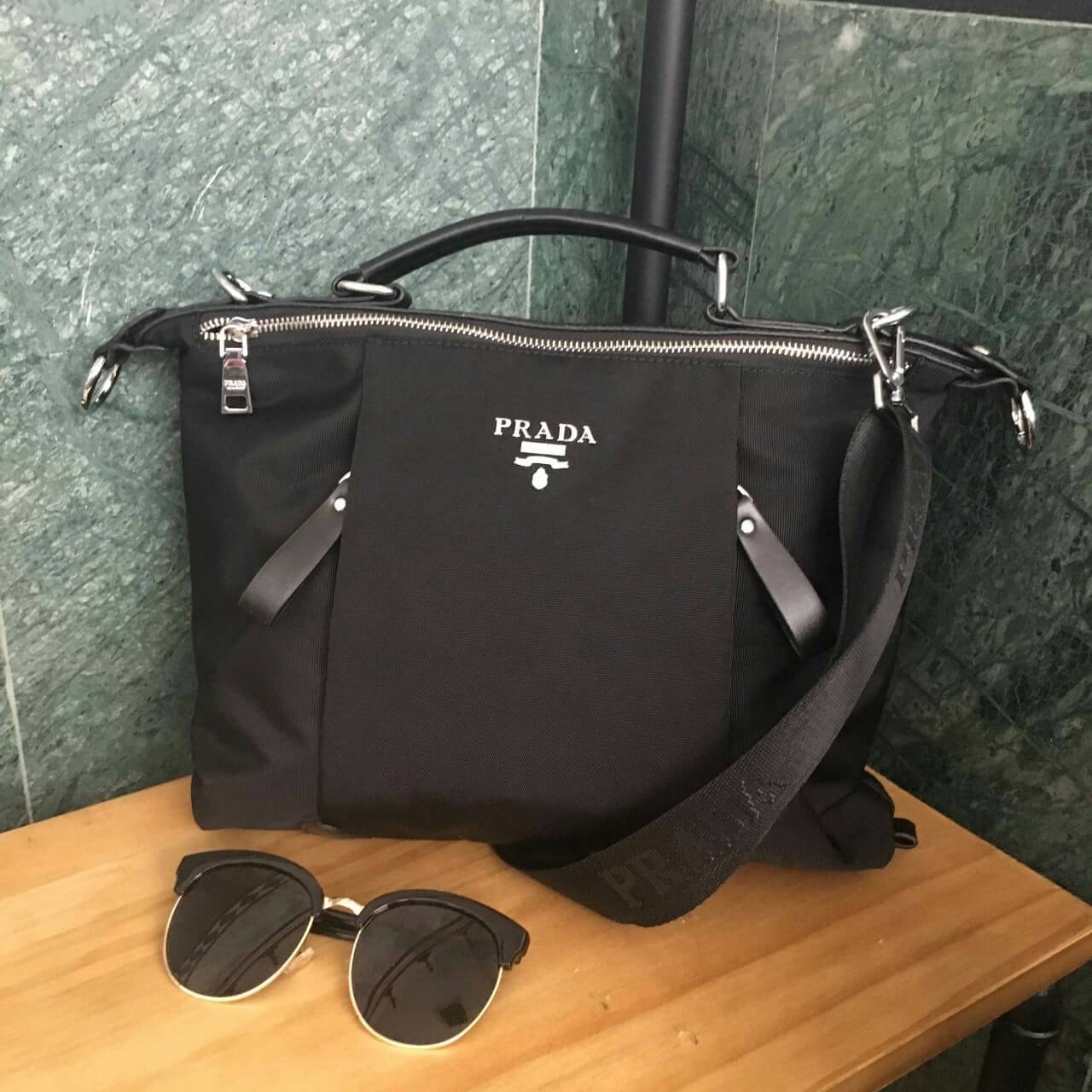 Import Limited edition from counter brand กระเป๋าอเนกประสงค์ ทรง Mini TOTE จากแบรนด์ PRADA มาค่า เป็น กระเป๋าMatte Canvas ใบนี้มีสายยาวให้คะ เลิศมาก สะพายเป็น shoulder bag หรือ ถือได้คะ ด้านหน้ามี logo brand ใช้แล้วสวยมากๆ อะไหล่สีเงิน จุของคุ้ม เกินราคาร