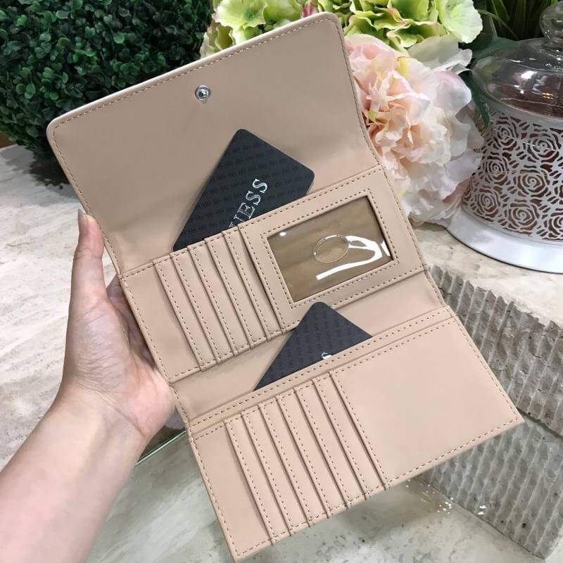 NEW! GUESS FACTORY WOMEN'S WALLET กระเป๋าสตางค์ใบยาวหนัง Saffiano สวยหรูอยู่ทรงคุณภาพดีตามแบบฉบับของแบรนด์ด้านหน้ามีโลโก้แบรนด์ เปิดปิดด้วยฝาปิด ภายในมีทั้งช่องใส่รูป ช่องใส่ธนบัตร ใส่แบงก์พัน และช่องใส่บัตรหลายช่องแยกเป็นสัดส่วน ด้านหลังมีช่องซิป ภา