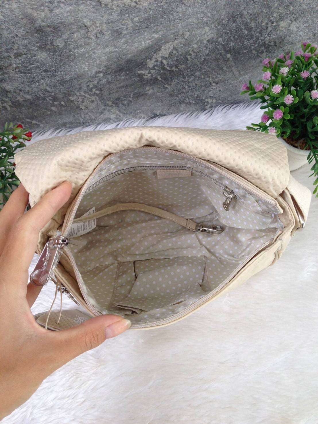 🎄KIPLING กระเป๋าสะพาย รุ่น Earthbeat S กระเป๋าสะพาย Earthbeat มีพร้อมส่งให้เลือกช้อปหลากหลายสีเลยค่ะ เพิ่มลายเก๋ๆให้ดูไม่น่าเบื่อ สามารถสะพายได้ 2 แบบ สะพายด้านข้างหรือเป็น shoulder ได้ ออกแบบขนาดกำลังดี ช่วยให้คุณจัดระเบียบสิ่งของได้อย่างลงตัว สา