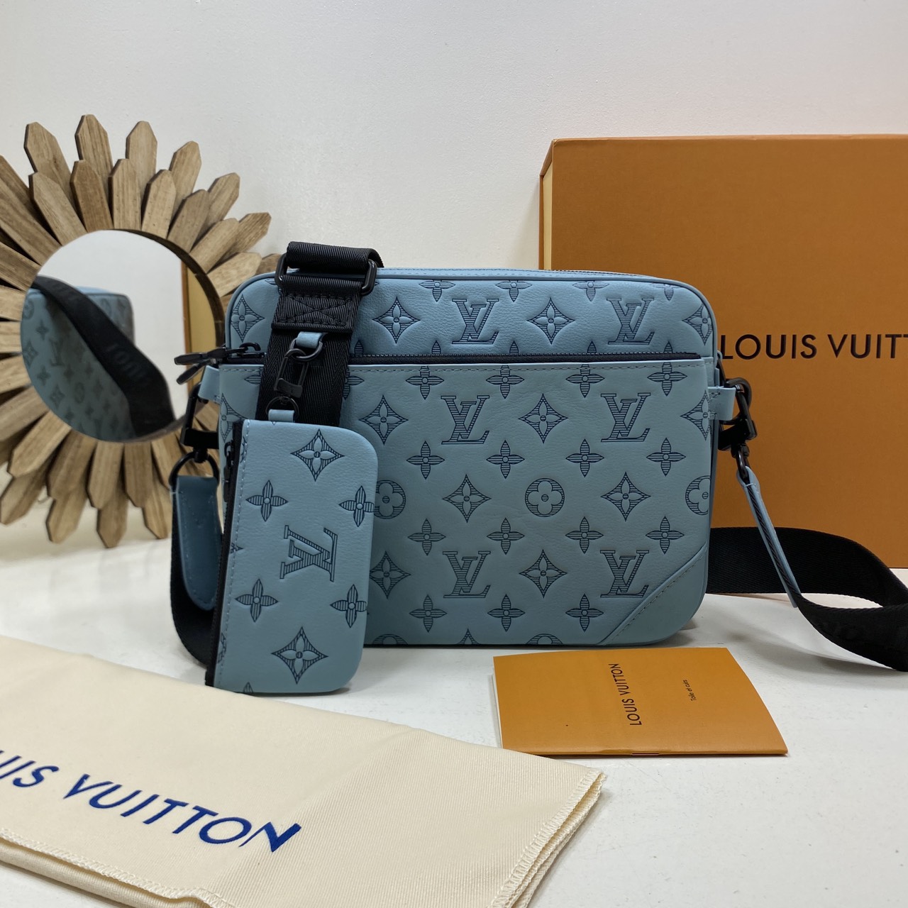 TOP ORI หนังแท้ | LV Trio Messenger Bag กระเป๋าสะพายทรงแมสเซ็นเจอร์ Monogram Shadow Sky Blue ดีไซน์ทันสมัยในโทนสีสปอร์ต เอกลักษณ์ของความหรู ไฮคลาสอย่างลงตัว