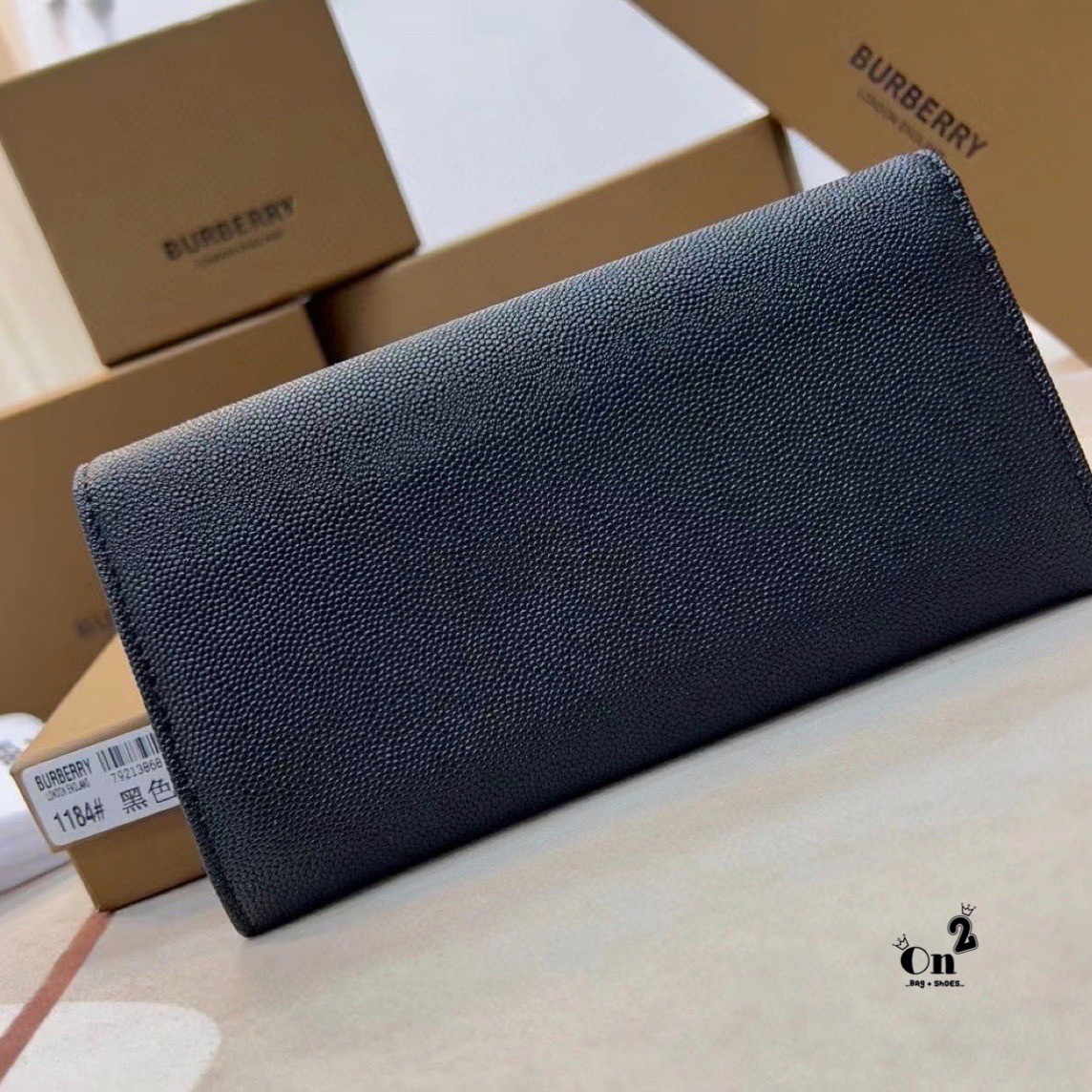 BURBERRY long wallet / BB vintage long wallet กระเป๋าสตางค์ใบยาวแบรนด์หรู เป็นไอเท็มสุดฮิต ติดทุกกระแส แรงไม่เคยตก รุ่น unisex สีไหนใครๆก็ใช้ได้หมด อยู่ที่ใจ!! ❤️ ใบยาวขนาดกำลังเหมาะมือ ถือแล้วขับผิวทุกสี ภายในมีช่องใส่บัตรเยอะ แบ่งสัดส่วนสวย ใส่ธน