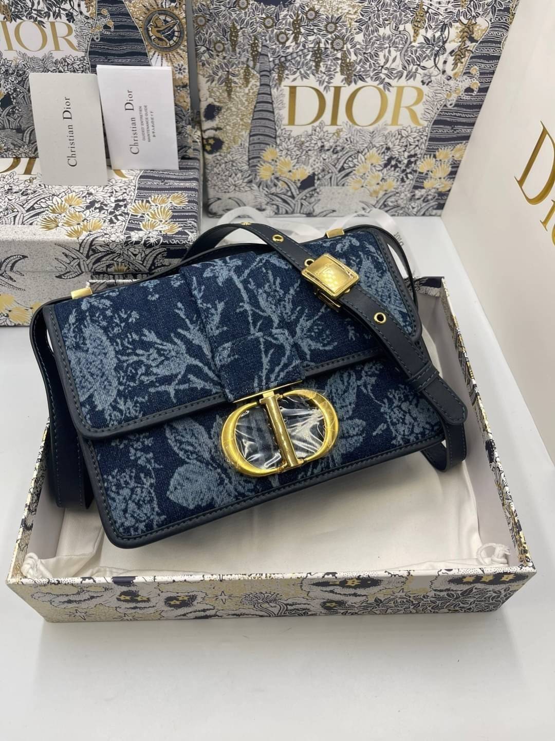 หนังแท้ DIOR Montaigne Denim Bag Blue Dior Jacquard กระเป๋าสะพายทรงกล่องเปิดหน้า งานหนังแท้และเดนิมแจ็กการ์ดอย่างดี แต่งอะไหล่CD ด้านหน้า มาพร้อมสายสะพายสามารถปรับระดับได้ ทรงสี่เหลี่ยมหนังเรียบสวยหรูอยู่ทรง ภายในโล่งมีโลโก้สามารถใส่มือถือของใช้จุกจิกได้ 
