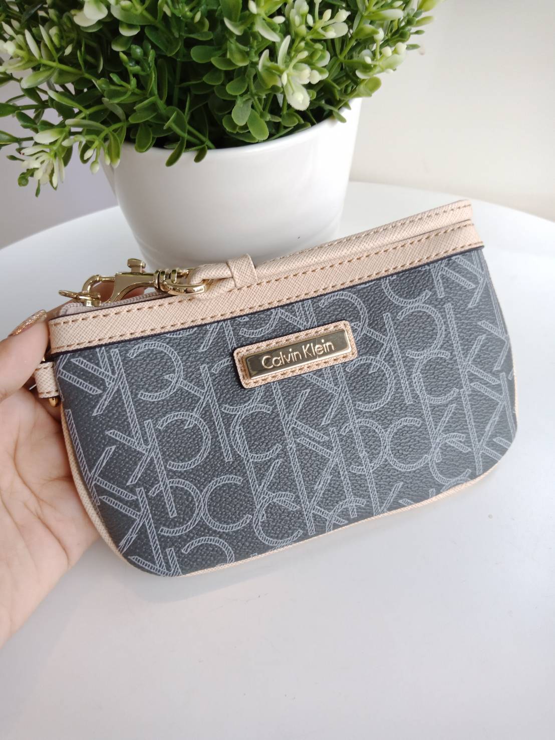 New must have item! กระเป๋าคล้องมือ ทรงน่ารัก จากแบรนด์ calvin klein มีมาให้ช้อปคะ หนัง pvc ทั้งใบอย่างดี มีสายคล้องมือเก๋ ด้านหน้าตกแต่งด้วยโลหะปั้มแบรนด์ เปิดปิดด้วยซิป ด้านในบุด้วยผ้าปั้มแบรนด์ มีช่องใส่บัตรแยก จะใส่ธนบัตรหรือบัตร ก็พกติดตัวในวันสบายๆ