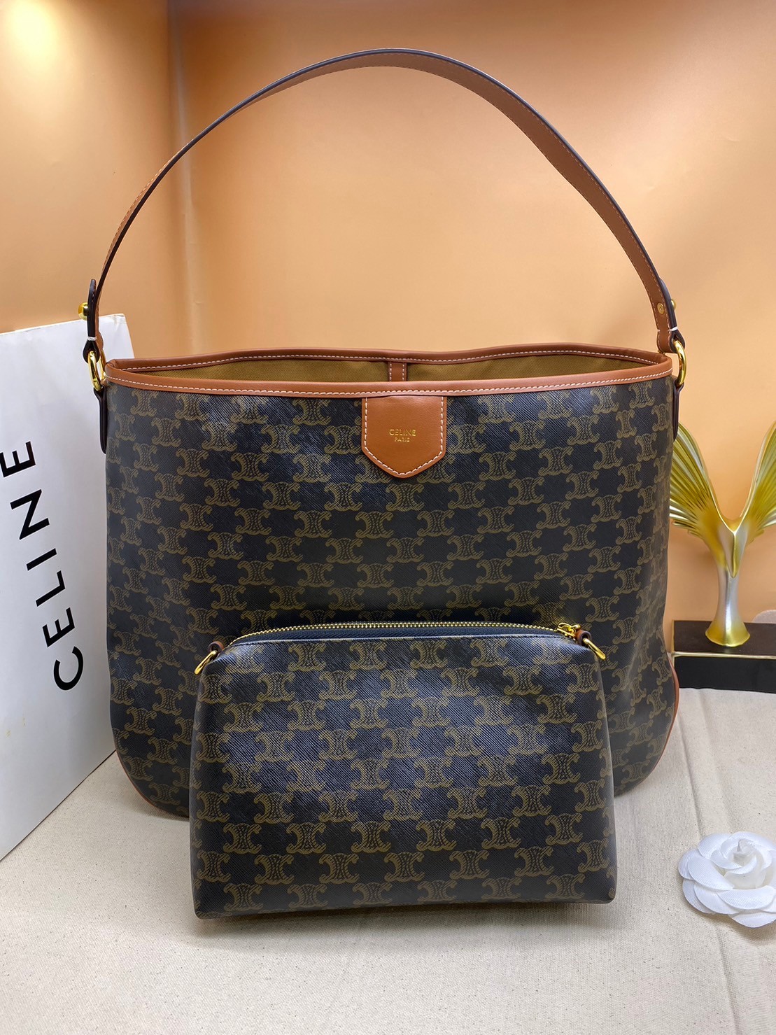 Large : Celine Triomphe Tote Handbag / Celine Tote Bag / Celine Delightful Monogram Tote พร้อมส่ง กระเป๋าถือใบใหญ่ พร้อมสายสะพายถอดได้ เป็นอีกหนึ่งใบที่คุ้มค่าคุ้มราคามากสำหรับสาวๆที่ชอบพกพาสิ่งของเยอะ