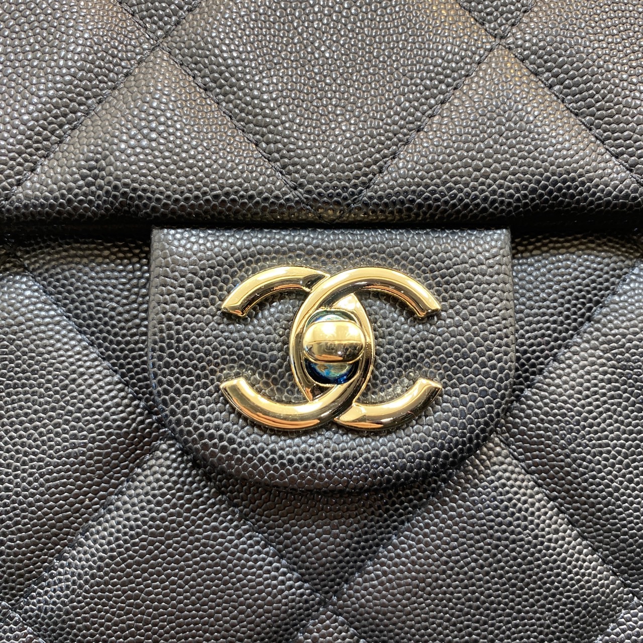 CHANEL 23S Classic Top Handle Flap Bag / Chanel Flap Bag With Top Handle กระเป๋าสะพายคลาสสิก สวยหรูตามเอกลักษณ์แบรนด์