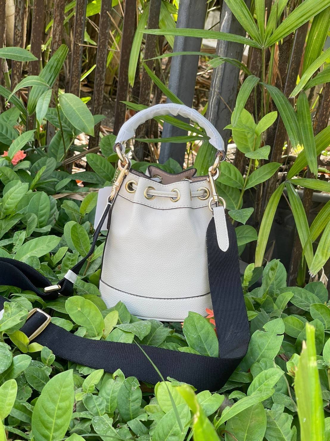 COACH DEMPSEY BUCKET BAG 15 WITH COACH PATCH AND HEART CHARM สวยงามด้วยดีไซน์ทรงตะกร้าแบบมินิมอลแสนน่ารัก ดีเทลสะดุดตา รูปทรงจดจำง่าย ถือแบบชิคๆ หรือยิ่งไปกว่านั้น สายสะพายของกระเป๋าก็สามารถถอดออกเพื่อเปลี่ยนรูปแบบการสะพายได้ทั้งแบบสะพายไหล่และสะพายคาดลำต