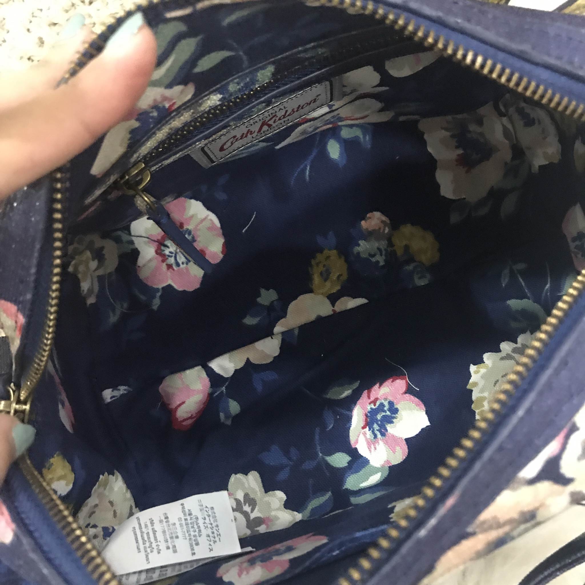 Cath Kidston bowling bag กรี้ดกับความน่ารักของกระเป๋าแบรนด์นี้ค่ะ กระเป๋าทรง bowling bag จาก cath kidston ชนช้อป ค่ะ ขนาดกลางจุของ ทั้งกระเป๋าสตางค์ กระเป๋าเครื่องสำอางค์ เปิดปิดด้วยซิป มีมาครบสามลายแล้วค่ะ นี้หนังแข็งเป็นทรงไม่ย้วย ใช้งานง่าย แนะนำมากๆเล