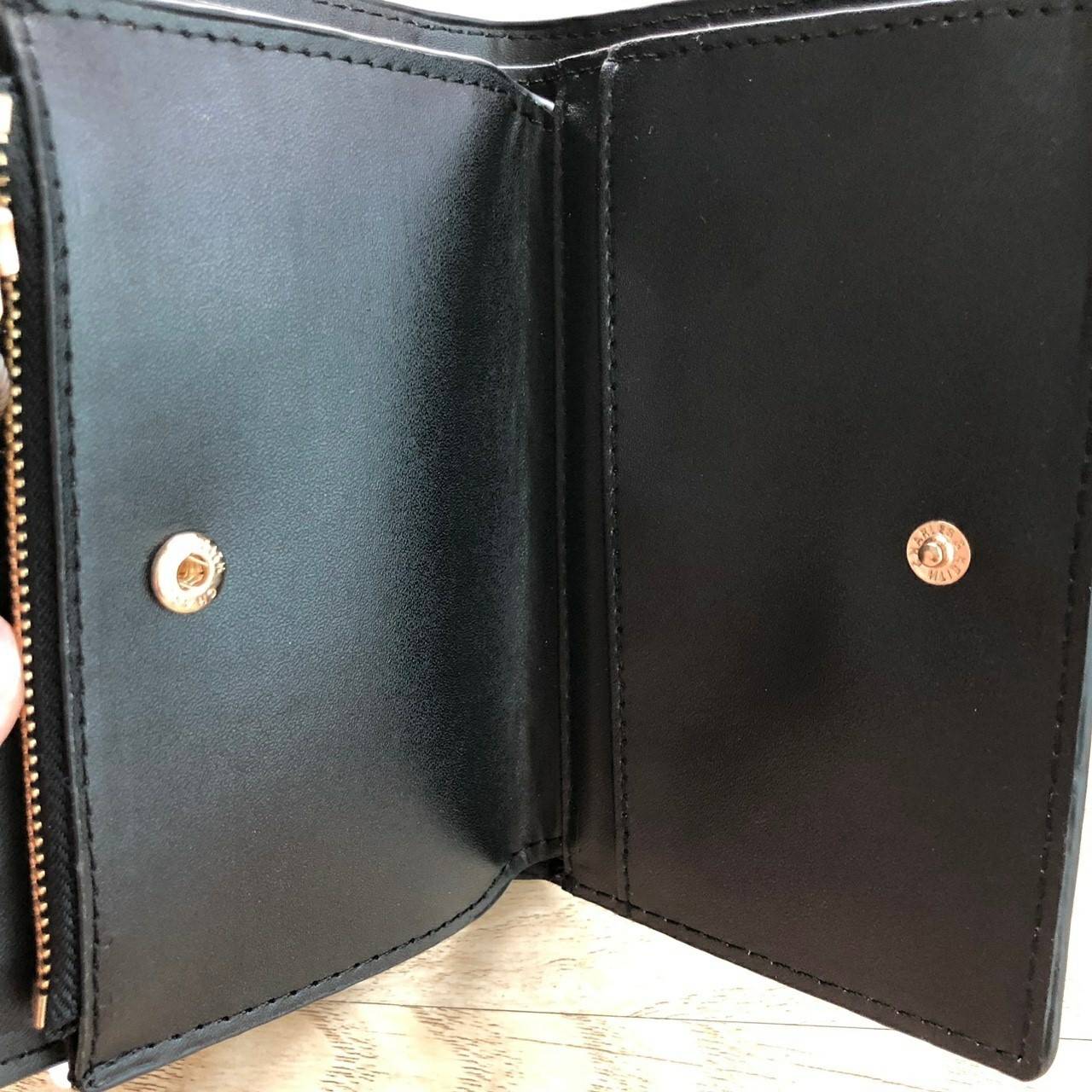 Charles & Keith Classic Snap-Button Wallet กระเป๋าสตางค์ใบสั้นพับ 2 ตอน ด้านหน้ามีโลโก้แบรนด์ เปิด - ปิดด้วยกระดุม ภายในมีช่องใส่ธนบัตร ช่องใส่บัตร และช่องซิปใส่เหรียญ