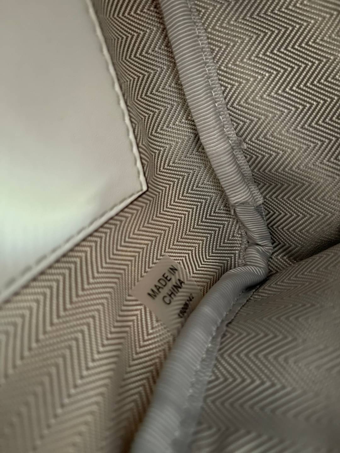 Tory burch Gemini Link Canvas Applique Mini Bag Crossbody Daisy Stripe กระเป๋าสุดปังจากทอรี่ เบริช์(Tory Burch) อย่างเจมิไนลิงค์ ในทรงcrossbody bag มีเอกลักษณ์โดดเด่นที่ลายทางตรงกลาง มีการพิมพ์แพทเทิรน์โซ่แบบเรียบหรู เพิ่มความน่ารักจากดอกเดรซี่ที่ถูกจัดวา