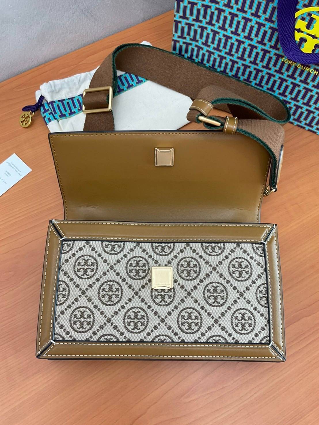 TORY BURCH 81000 MINI T MONOGRAM JACQUARD SHOULDER BAG คอลเลคชั่นฤดูใบไม้ผลิ 2021 กระเป๋าสะพายรุ่นใหม่จาก Tory Burch ดีไซน์สวยคลาสสิค แฝงไว้ด้วยความหรู ลวดลายผ้าแจ็คการ์ด T Monogram บนกระเป๋า Tory Burch นี้ เป็นการยกย่องให้กับงานควิลท์ชาวเพนซิลเวเนียดัตช์