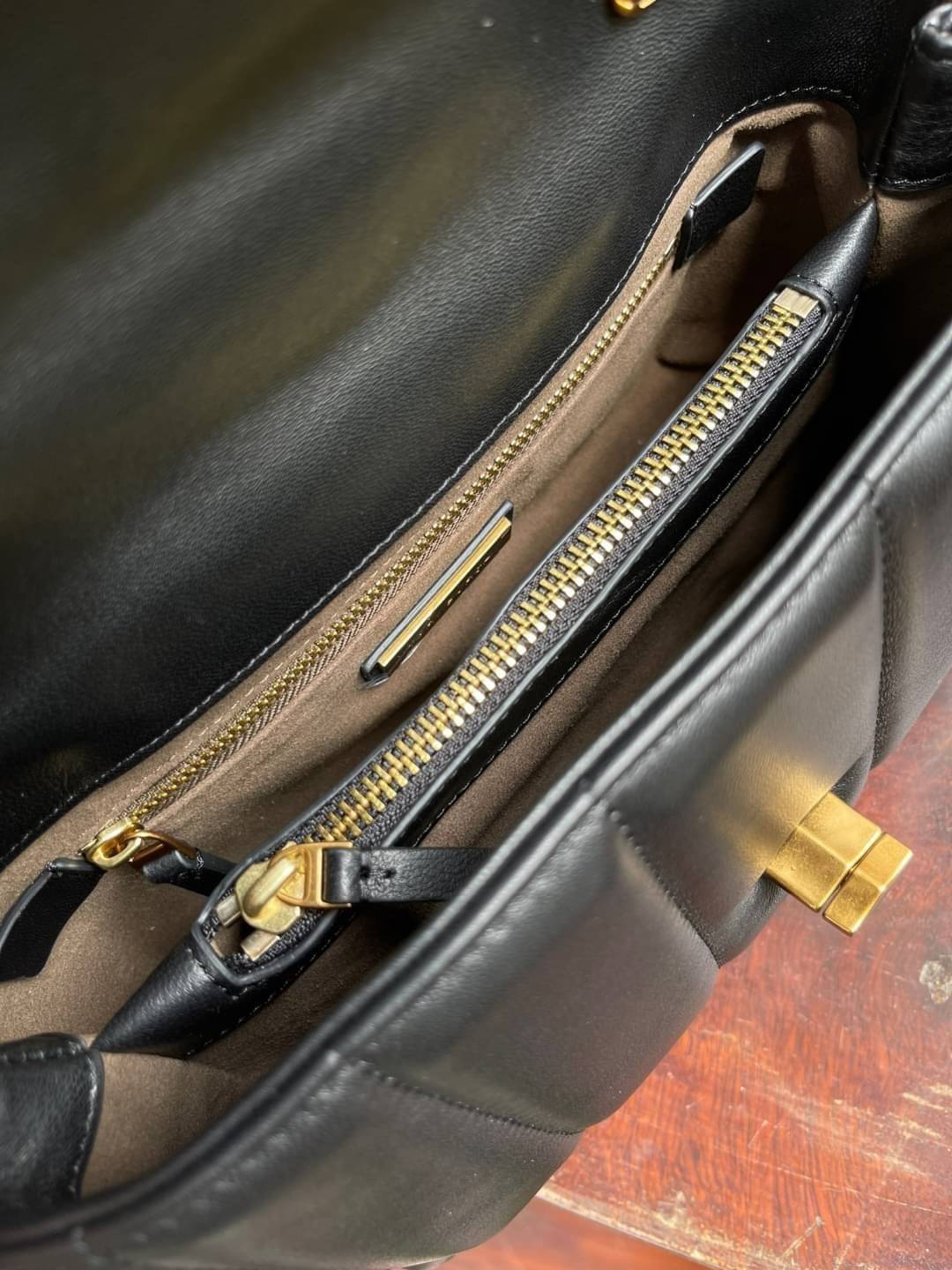 OUTLET 】Tory Burch Kira Top Handle Satchel มี2ขนาด Small/Medium กระเป๋าทรงใหม่ล่าสุดจากรุ่นคิร่า (Kira) มาในเทคนิคตัดเย็บควิลท์แนวขนาน ใช้วัสดุหนังเงานุ่ม สะท้อนแรงบันดาลใจแบบนิวยอร์กจากเบาะหนังในรถคลาสสิค Hardwareสีทองสวยหรู และจุดเด่นอีกรุ่นคิร่าคือความ