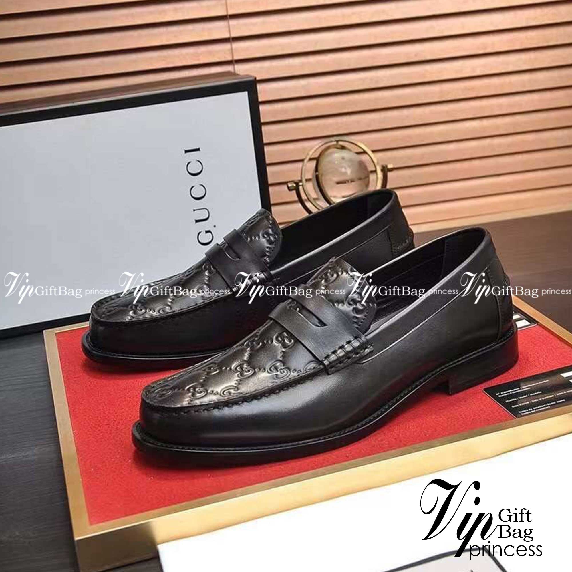 GUCCI Loafers for Men เกรดออริจินอล รองเท้าโลฟเฟอร์กุชชี่ ให้ลุคดูภูมิฐาน หรูหรา เข้ากับทุกชุด ทุกโอกาส วัสดุหนังแท้และแคนวาสอย่างดี ใส่สบาย ไม่กัดเท้า บล็อคมาตรฐาน 1:1 เป็นรองเท้าที่คุณผู้ชายควรมีติดตู้ภาพถ่ายจากงานขายจริง ใช้งานต่างประเทศได้