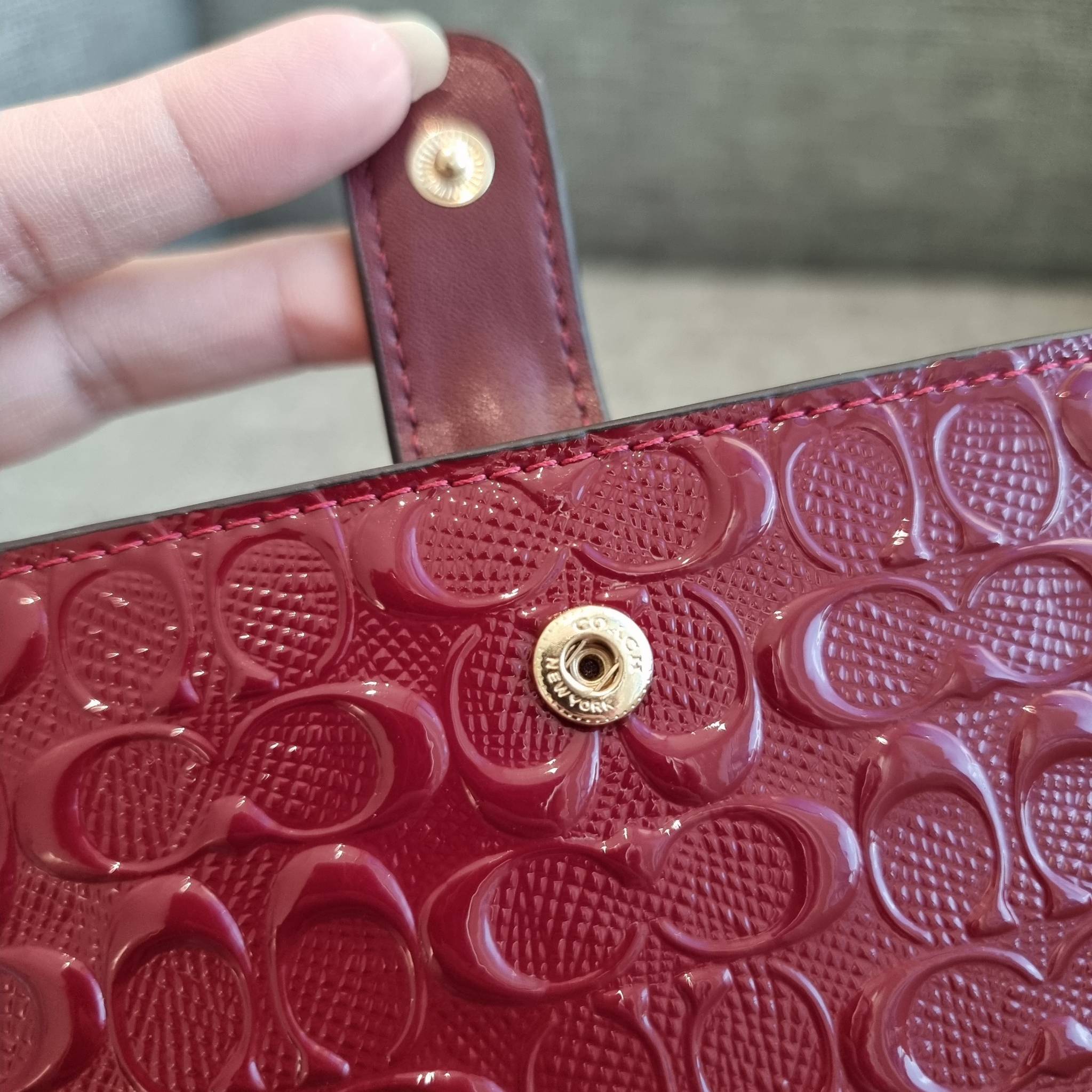 OUTLET 】COACH F25937 MEDIUM CORNER ZIP WALLET กระเป๋าสตางค์ใบกลาง 🔥 รุ่นหนังแก้วสุดฮอต!! สวยหรู ขนาดกำลังเหมาะมือ ดูดีดูแพงทุกสี มีช่องใส่บัตรและธนบัตรครบ และมีช่องแยกสำหรับใส่เหรียญ มาให้ครบเซ็ท พร้อมเสิร์ฟความสวยให้ถึงบ้านไปเลยจ้า