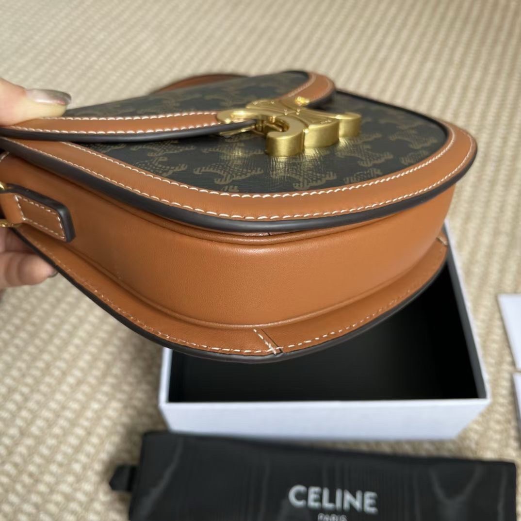 ORI หนังแท้ | CELINE BESACE CLEA IN SHINY LEATHER กระเป๋าสะพายทรงสวย โค้งมนอยู่ทรงพร้อมโลโก้หน้าสีทองสวยหรู Best item ดีไซน์เรียบหรูดูแพง ฮิตสุดในเกาหลี ใช้ได้ทั้งชายหญิง