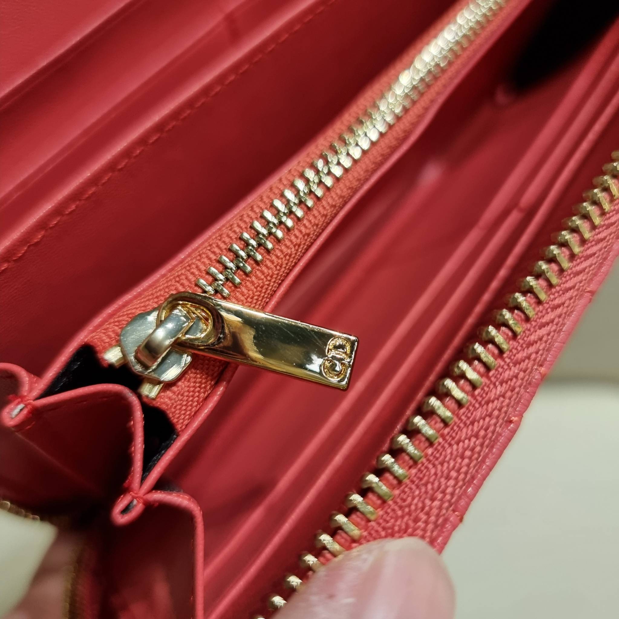 VIP 】CD LONG WALLET WITH GWP ใหม่ล่าสุด กระเป๋าสตางค์ใบยาว พิเศษจาก duty free ใบจริงสวยคม ใช้แล้วรับทรัพย์ ขับผิว วัสดุหนังแท้เต็มใบ สัมผัสดีงาม เปิด-ปิดด้วยซิปรอบ ภายในใส่บัตรได้เยอะ ใส่ธนบัตรได้เต็มที่ มีช่องซิปใส่เหรียญได้ พร้อมส่งความสวยถึงบ้านแบบครบเ