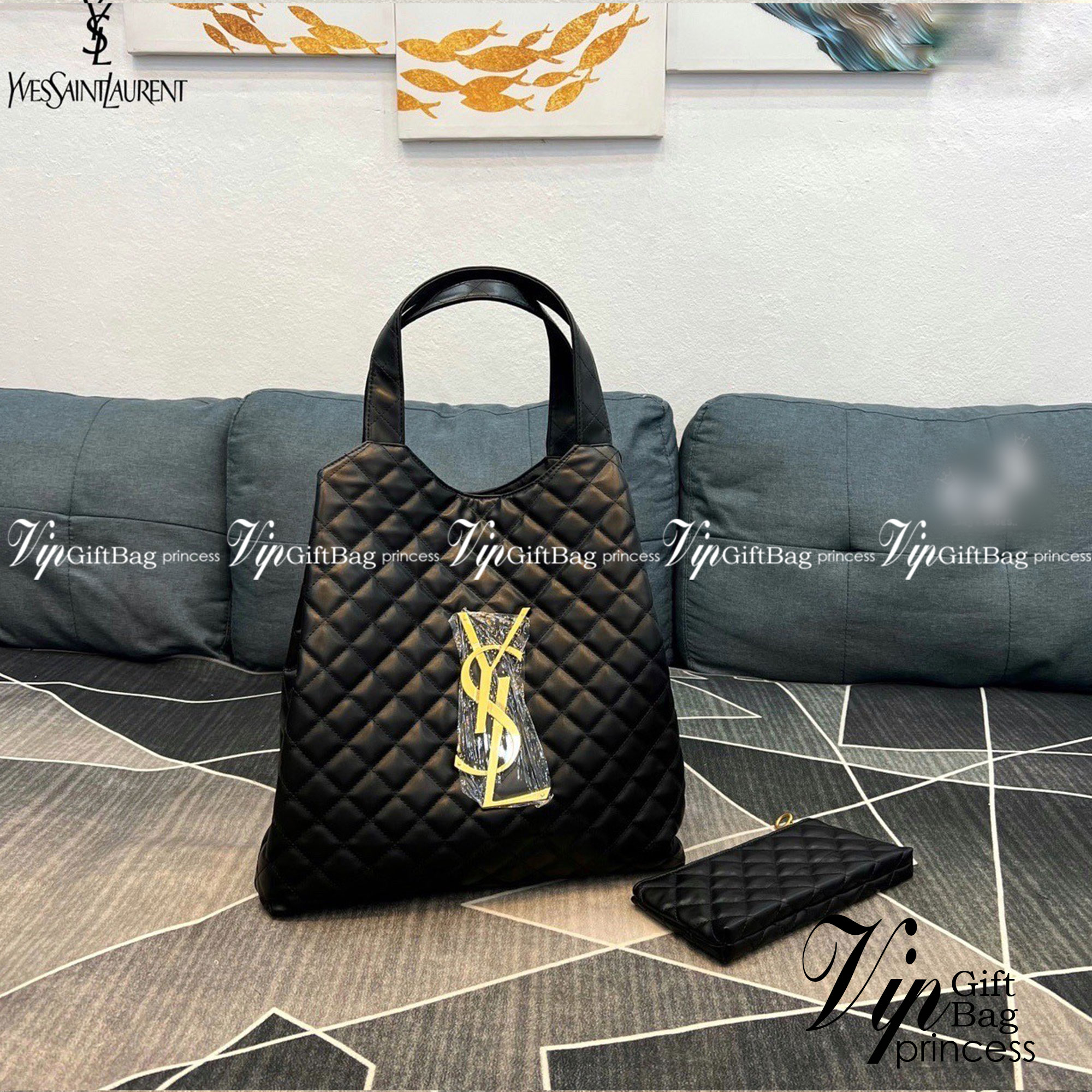 YSL icare maxi shopping bag in quilted lambskin / YSL tote bag กระเป๋าไซส์ใหญ่ พร้อมใบเล็ก หนังบุนิ่มเย็บลายตาข่าย (Quilted Bag) ดีไซน์คล้ายตะกร้าช็อปปิ้ง โฉบเฉี่ยวกว่าหลายระดับด้วยการประดับฮาร์ดแวร์ทองเหลืองในตัวอักษร YSL บนหนังสีดำสร้างความสะดุดตา มอบสไ