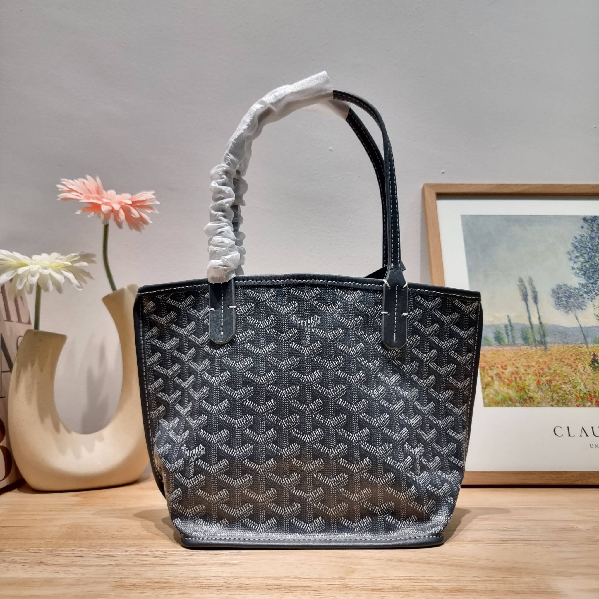 GOYARD MINI ANJOU REVERSIBLE TOTE ฮอตไอเท็ม กับกระเป๋าสะพายทรงโท้ท ไซส์มินิ กะทัดรัดมาก มาครบสีขายดี เลิศทุกสี รูปทรงคลาสสิค ดีไซน์เป็นเอกลักษณ์ ใช้งานได้หลากหลาย สามารถกลับด้านใช้ได้แบบไม่มีเบื่อ
