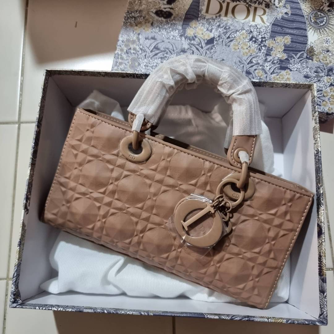 DIOR LADY D-JOY BAG Cannage Calfskin with Diamond Motif / CD LADY D-JOY BAG ดีไซน์ใหม่ อัพเลเวลความหรู กับกระเป๋าสะพายข้างที่รอบนี้ดีไซน์รูปทรงโฉมใหม่ ใช้งานง่ายขึ้น