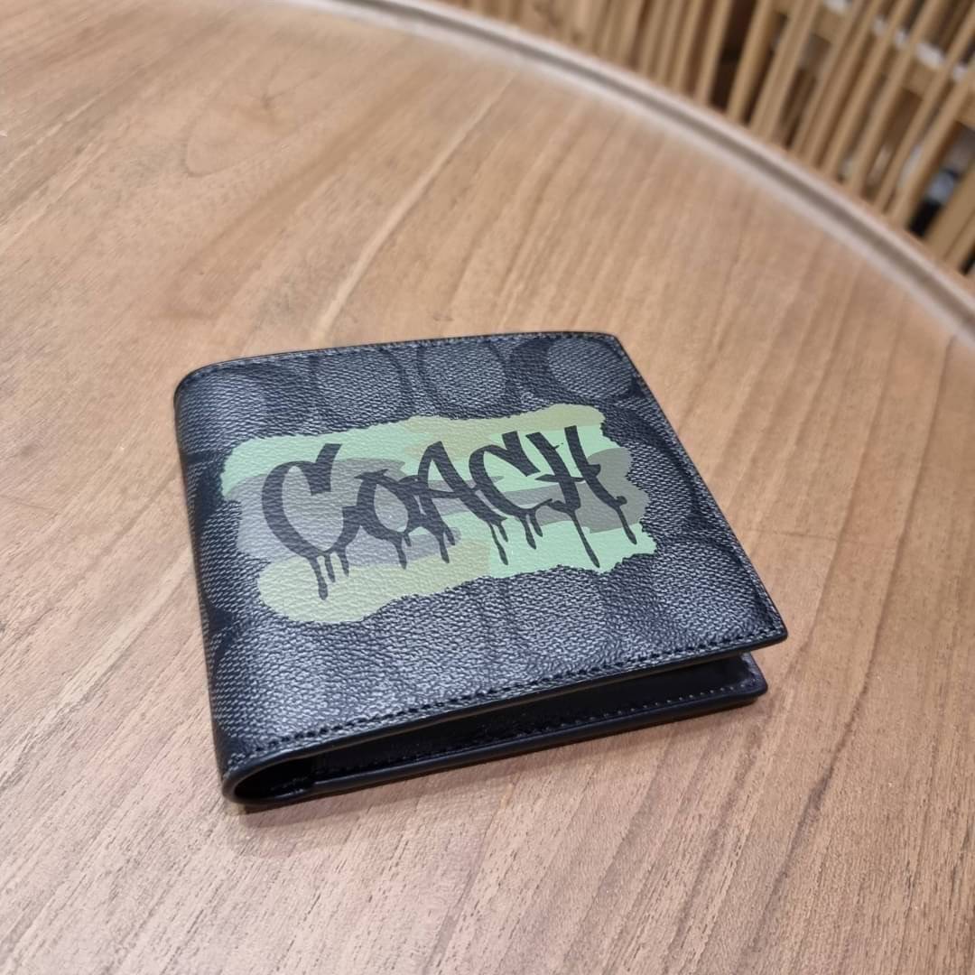 COACH DOUBLE BILLFOLD WALLET IN SIGNATURE CANVAS WITH WOLF MOTIF F31522 WITH GRAFFITI F37333 น้องชายสุดหล่อมาแล้ววว!! 😎 กระเป๋าสตางค์ใบสั้น เอาใจหนุ่มๆ ดีไซน์รูปหมาป่า สุดเท่ ด้านในกระเป๋าเป็นหนังแท้ มีช่องใส่บัตรเยอะ ใส่ธนบัตรได้ทุกชนิด และมี kee