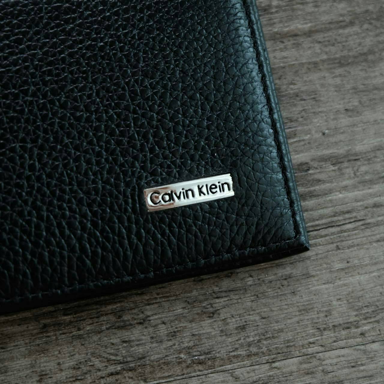 Calvin Klein Leather Belt & Wallet Set เซตสุดคุ้ม จะะมอบเป็นของขวัญหรือใช้เองก็แนะนำเลยค่าา อุปกรณ์ : มาพร้อมถุงกระดาษแบรนด์ + กล่องแบรนด์ + ที่เจาะรูเข็มขัด + ห่วงเข็มขัด