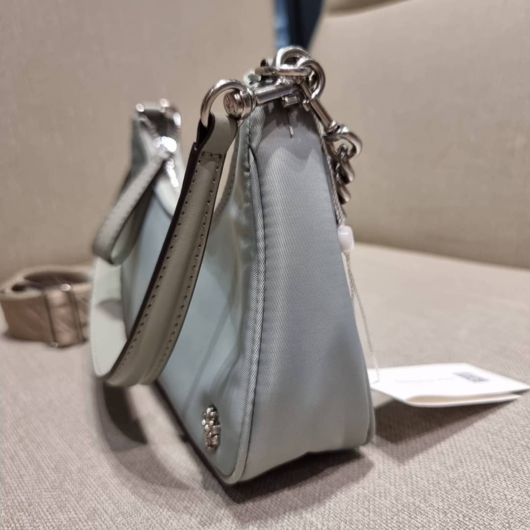 TORY BURCH MERCER NYLON SMALL SHOULDER BAG ใหม่ก่อนใคร!! กับคอลหวานๆ สดใสๆ กระเป๋าสะพายทรงโฮโบ ขนาดกะทัดรัด ฟังก์ชั่นการใช้งานจัดแบบเต็มที่ ด้วยสายสะพายถึง 3 เส้น สายโซ่คล้องแขน สายหนังแบบสั้นคล้องไหล่ และสายสปอร์ตเส้นใหญ่ ดูดี!! คุ่มแค่ไหนคิดดู!! วัสดุผ้