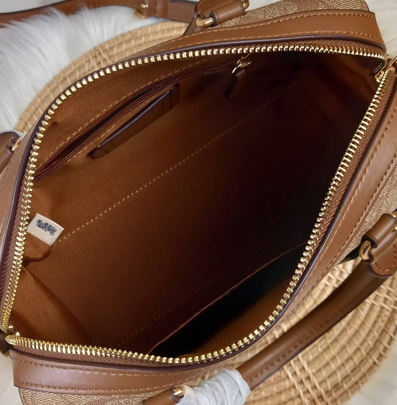 COACH ROWAN SATCHEL IN SIGNATURE CANVAS (COACH F83607)🌺ระดับตัวTOP ยกให้เธอเลย กับรุ่นนี้💃//หมอน 10" รุ่นมีช่องซิปด้านหน้า สามารถแยกเก็บของสำคัญๆได้อย่างเป็นสัดส่วน สำหรับใครที่ชอบกระเป๋าที่จุของได้เยอะๆ รุ่นนี้ตอบโจทย์ได้เลย แนะนำว่า