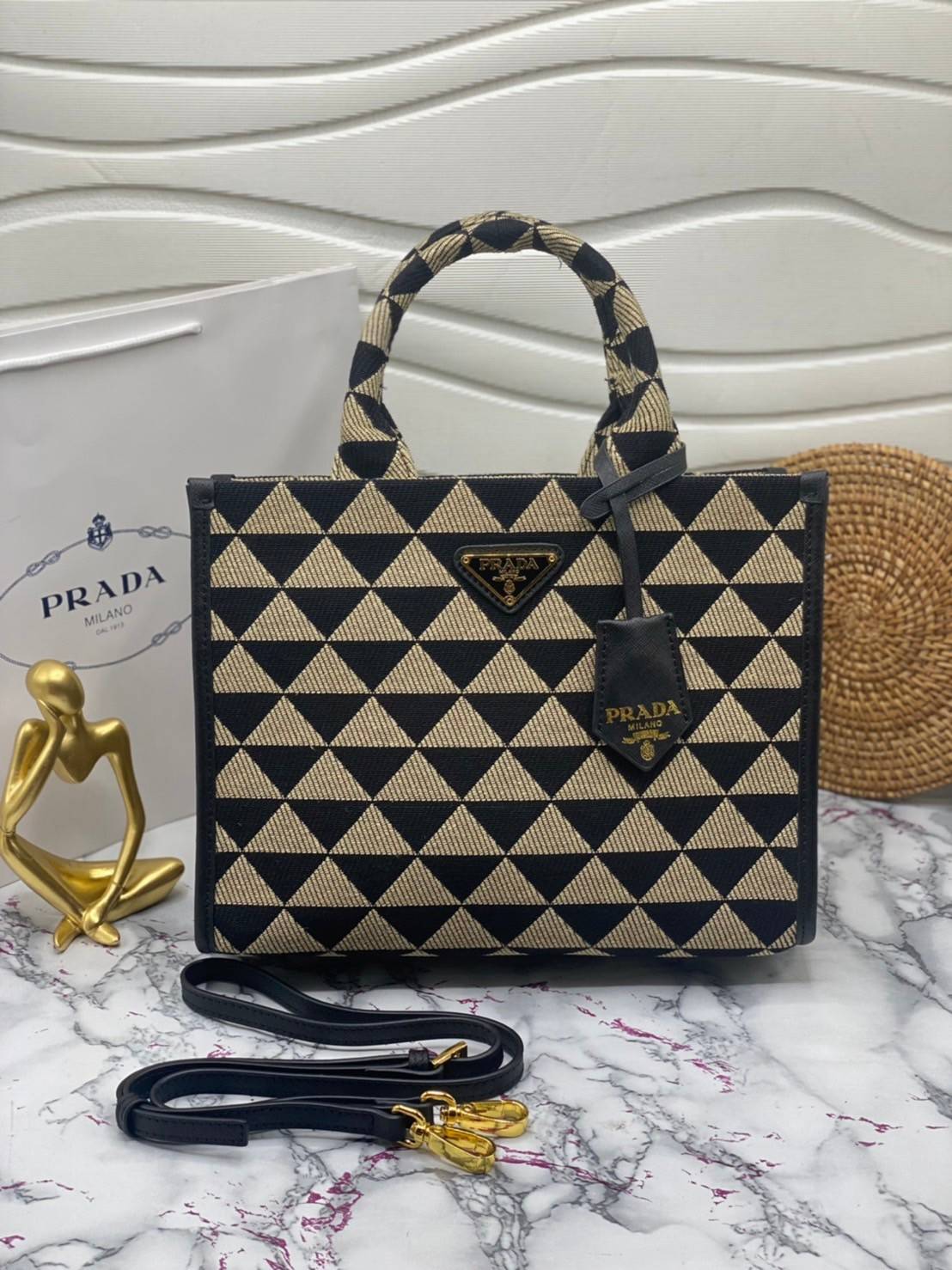 PRADA Small Prada Symbole jacquard fabric handbag แบบใหม่ล่าสุดจากแบรนด์ดัง จัดให้แบบเลิศๆ กับกระเป๋าทรงโท้ท สวยเอกลักษณ์ ภายในโล่งกว้างมาก ใส่ของแบบแน่นๆ จุๆไปได้เลย หมดห่วง!! และยังมีสายครอสบอดี้มาให้ จะสะพายชิคๆคูลๆ จะถือแบบปังๆ ก็เอาอยู่ทุกลุค ราคาคุ้