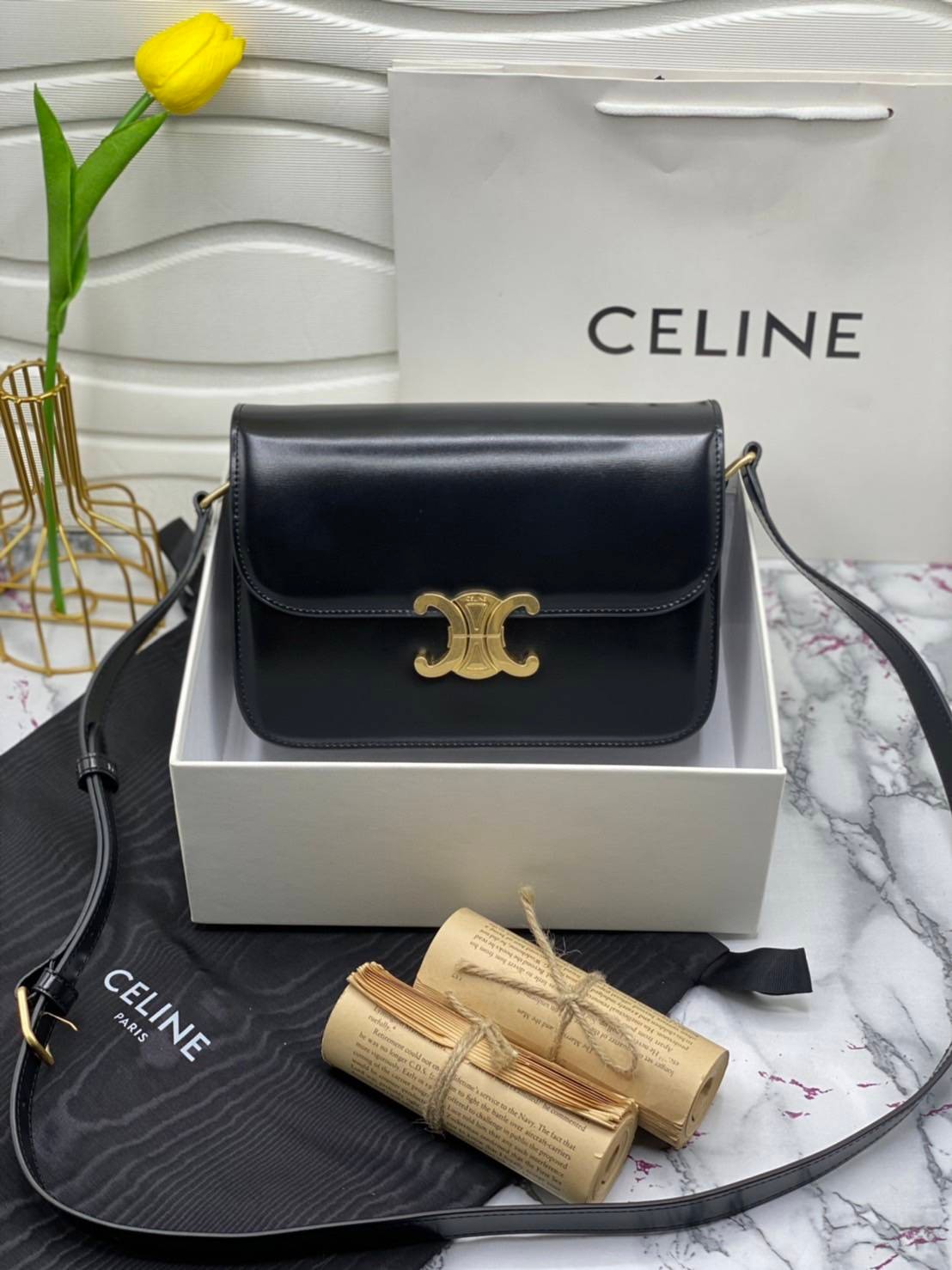 หนังแท้ CELINE TRIOMPHE CROSSBODY BAG ดีไซน์ยอดนิยมสไตล์สาว LISA ทรงสี่เหลี่ยมหนังสวยหรูอยู่ทรงเปิดปิดด้วยฝาปิดโลโก้แบรนด์อะไหล่ทอง ภายในมีช่องหลัก ช่องย่อย และช่องซิป สามารถใส่มือถือของใช้จุกจิกได้เยอะ มาพร้อมสายสะพายหนังยาวปรับระดับได้ จะสะพายไหล่ CROSS