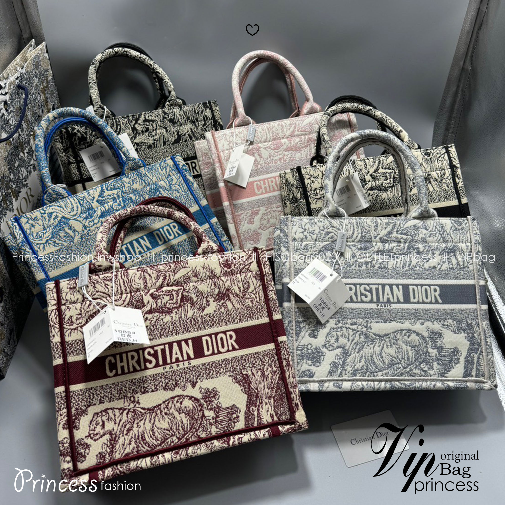 DIOR Small Book Tote Bag Toile de Jouy กระเป๋าทรงโท้ทปักลวดลายเป็นเอกลักษณ์ สะท้อนความงามตามแบบฉบับแบรนด์ หรูหราลงตัว งานผ้าฝ้ายปักทอขึ้นรูปสวยงาม