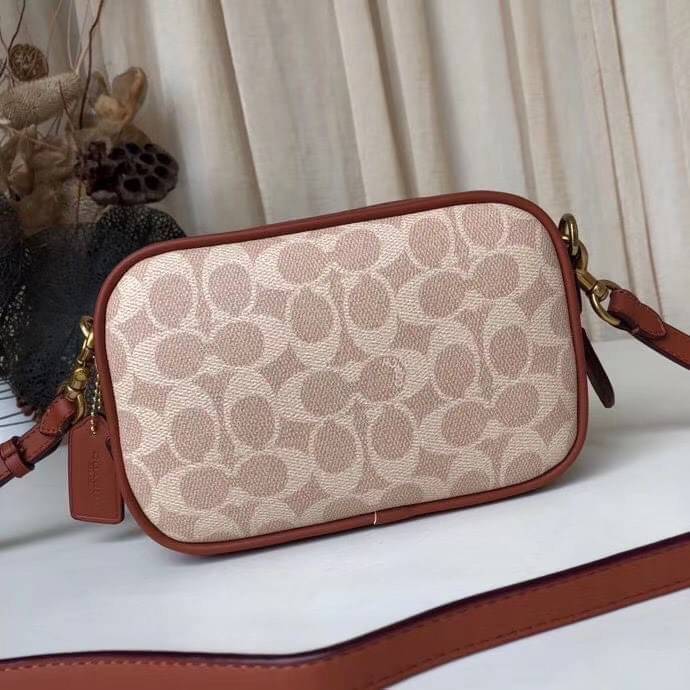 COACH Coated Canvas Signature Camera Bag 16 | Tan Rust (1025) เคลียร์สต๊อคมีไม่มากนะคะ! พร้อมส่งค่ะ! กระเป๋าทรงกล่อง pvc หนังนิ่มค่ะ เปิดปิดกระเป๋าแบบซิป ภายในสามารถใส่มือถือได้ทุกรุ่น;กระเป๋าเงินใบกลางได้;ของอื่นๆได้จุค่ะ;มีช่องซิปและช่องเล็กให้ใส่ของจุก