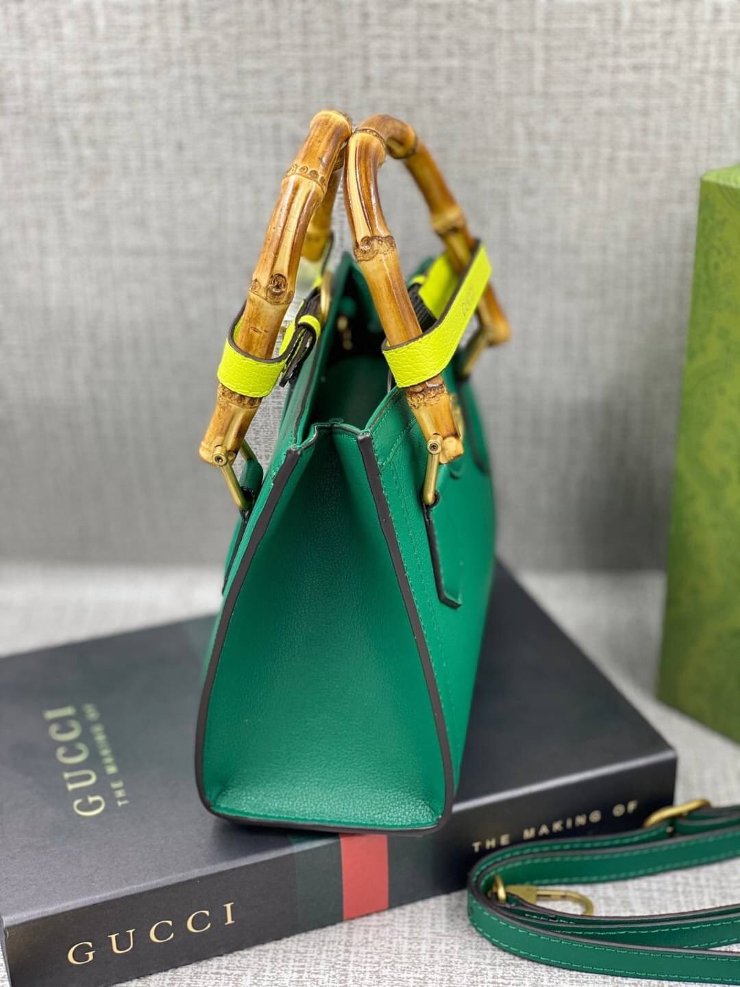 VIP GIFT 】หนังแท้ GUCCI Diana mini tote bag กระเป๋างานหูไม้ไผ่สุดคลาสสิก ดีไซน์มาใหม่พร้อมเข็ดขัดหนังสีสะท้อนแสงประดับตรงหูกระเป๋า ขนาดมินิกำลังน่ารักเลยค่ะ วัสดุหนังแท้ อะไหล่ทอง งานสวยตั้งอยู่ทรง มีสายสะพายยาว 1เส้น สามารถปรับระดับได้-ถอดได้ งานเก๋ไก๋ที