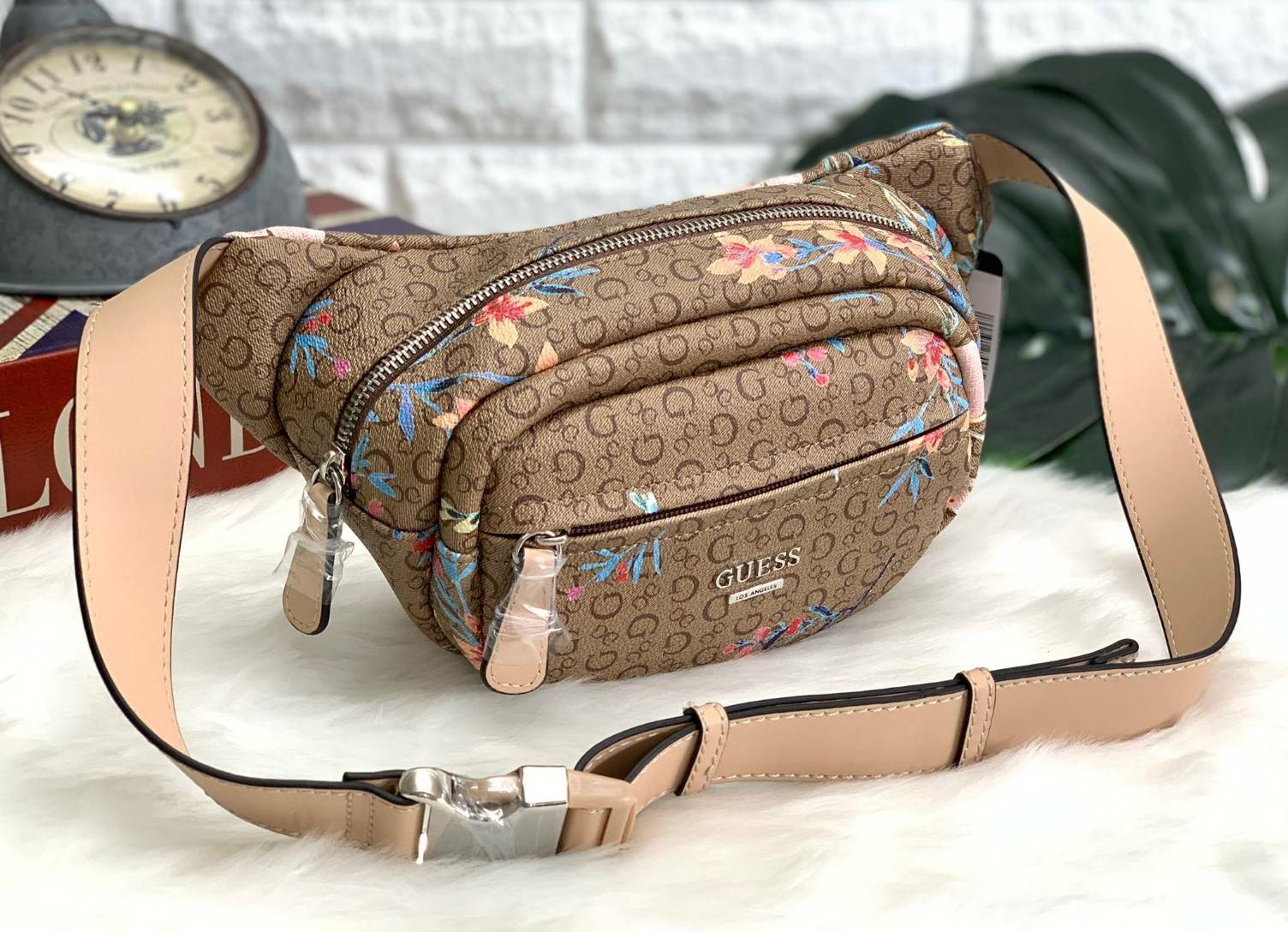 GUESS G LOGO FANNY PACK BELT BAG พร้อมส่ง รุ่นแนะนำเลยค๊าา❤️ กระเป๋าคาดเอว//คาดอก ได้ วัสดุ pvc อย่างดี หนังนิ่มดีมากค่ะ ตัวกระเป๋าออกแบบลาย G ทั้งใบ ผสมลาย multi floral เข้ามาได้สวยงามน่าใช้มากๆค่ะ ด้านหน้ามีโลโก้แบรนด์ และช่องซิปเล็กสำหรับใส่ของจ