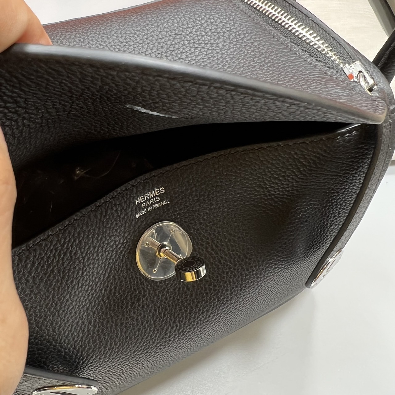 พร้อมส่ง 15 สี HERMES Lindy 26 bag กระเป๋าทรงโท้ทหนังสวยอย่างดี เอกลักษณ์ของความเรียบหรูไฮคลาสอย่างสมบูรณ์แบบ เกรดออริ สลับแท้ งานสวยตามรูป ใช้งานต่างประเทศได้