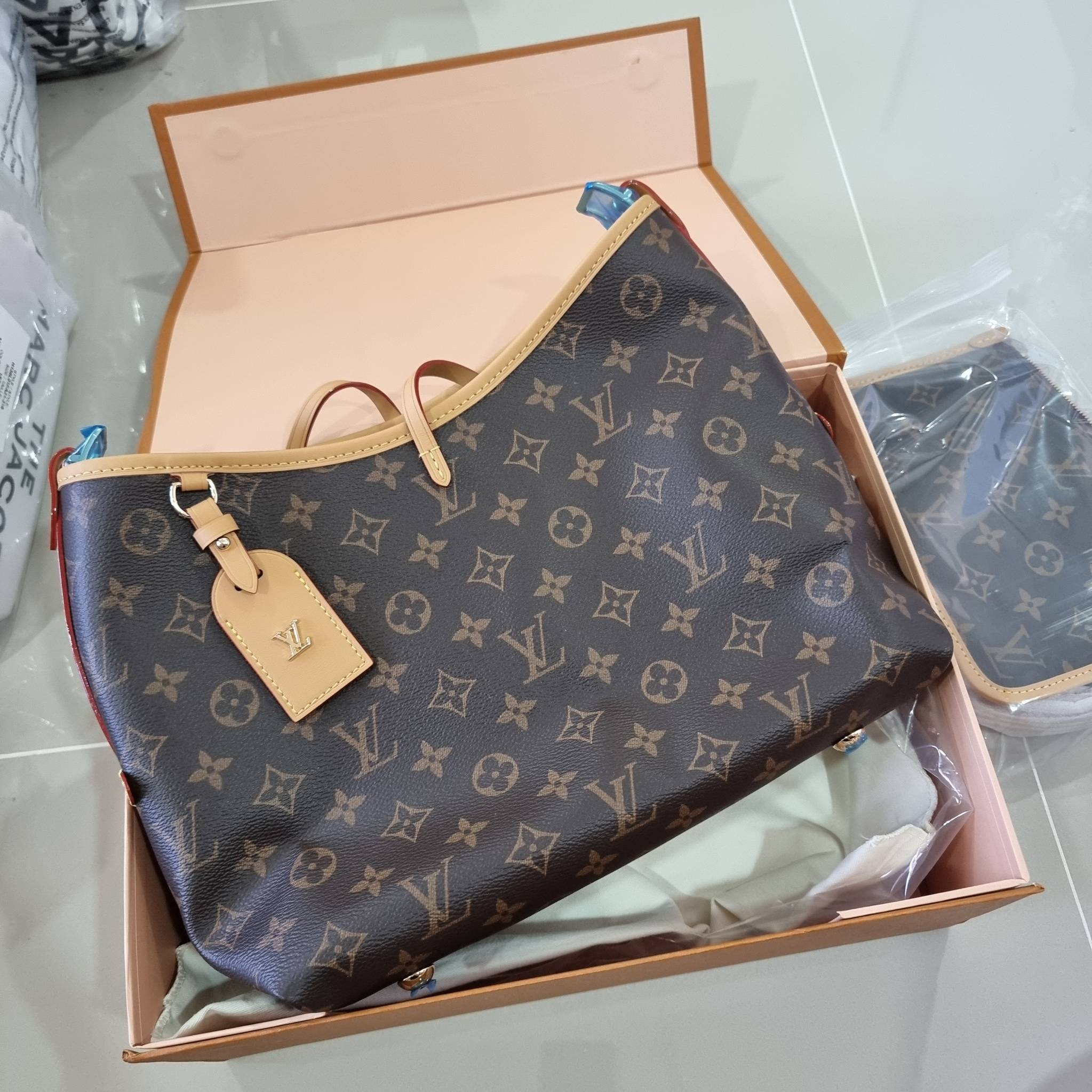LV CARRYALL PM รุ่นลิมิเต็ดที่สาวๆตามหา กระเป๋าสะพายไหล่ทรงสวย ดีไซน์เรียบง่ายคลาสสิค หรู ดูผู้ดี รูปทรงใช้งานง่าย มาพร้อมใบลูก ไว้เก็บของจุกจิก วัสดุหนังแคนวาส ปากกระเป๋ามีสายหนังผูกกันของหล่นได้และยังมีกระดุมแม่เหล็กอีกด้วย สายสะพายถอดปรับได้ ภายในโล่งก