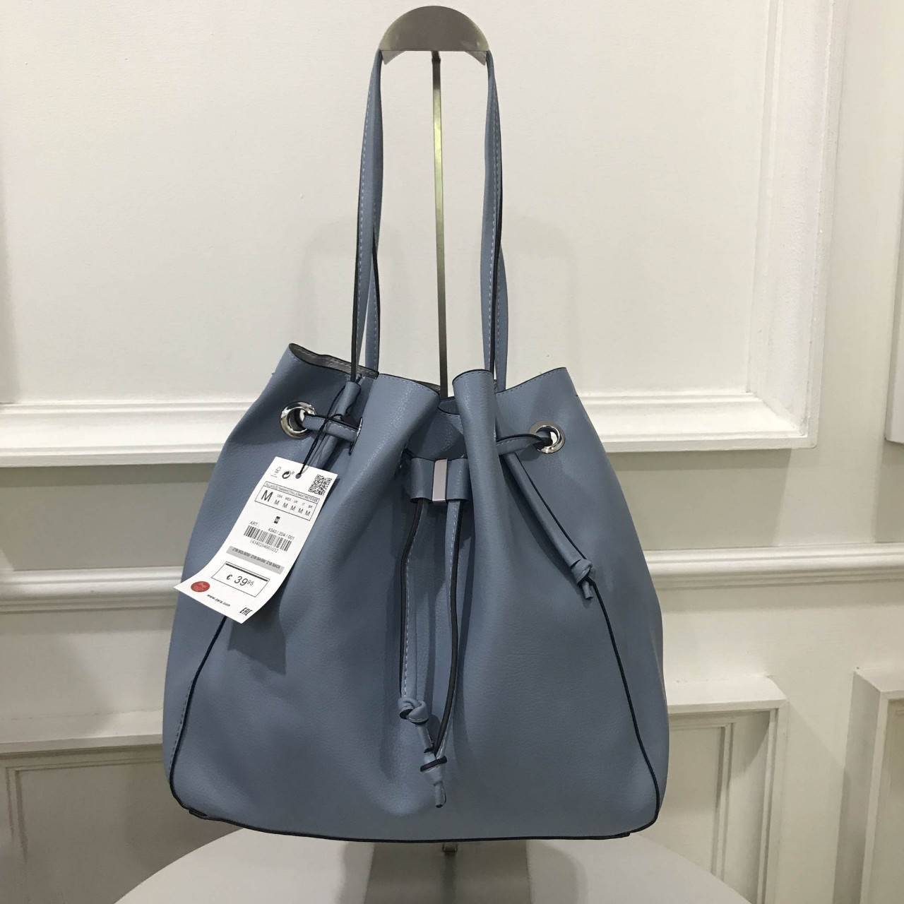 Zara bucket bag crossbody ใหม่ล่าสุดจากแบรนด์ Zara กระเป๋าสะพายทรง bucket สีสด หนังนุ่มมากกกก เนื้อดี สามารถสะพายได้ 2 แบบค่ะ แบบแรก shoulder bag ขนาดพอดีไหล่ และแบบที่สอง กระเป๋าสายยาวสามารถสะพายไหล่หรือ cross body ก็ได้ มีสายสะพายยาวมาให้สามารถถอดออกได้