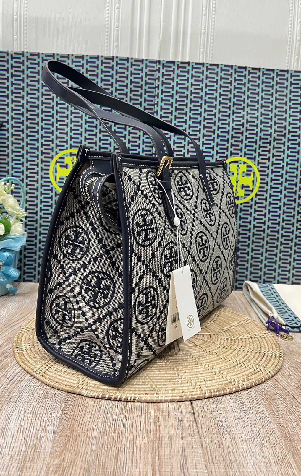 Tory Burch Small T Monogram Tote / TORY BURCH Shopper Tote Bag 32cm ใบใหญ่ กระเป๋าทรงโท้ท รุ่นใหม่ Square Tote ตกแต่งขอบด้วยหนังหรู มาพร้อมช่องเก็บของที่จุของได้มากมาย และสายจับกระเป๋าที่สามารถสะพายขึ้นไหล่ เหมาะสำหรับการใช้งานหลากหลายรูปแบบ รังสรรค์ลงบนก