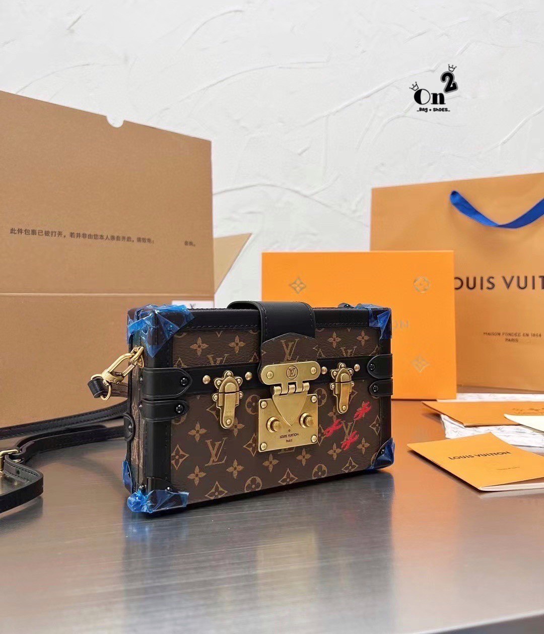 Louis vuitton trunk monogram / LV TRUNK CLUTCH 8" vip mirror ภาพถ่ายจากงานขายจริง กระเป๋าสะพายลายโมโนแกรมทรงกล่อง เปิดได้รอบ งานสวยเป๊ะมากค่ะ สวยรุ่นนี้ดาราใช้กันเยอะผู้หญิงสะพายได้ ผู้ชายสะพายดี ใครรออยู่รอบนี้ห้ามพลาดน้า