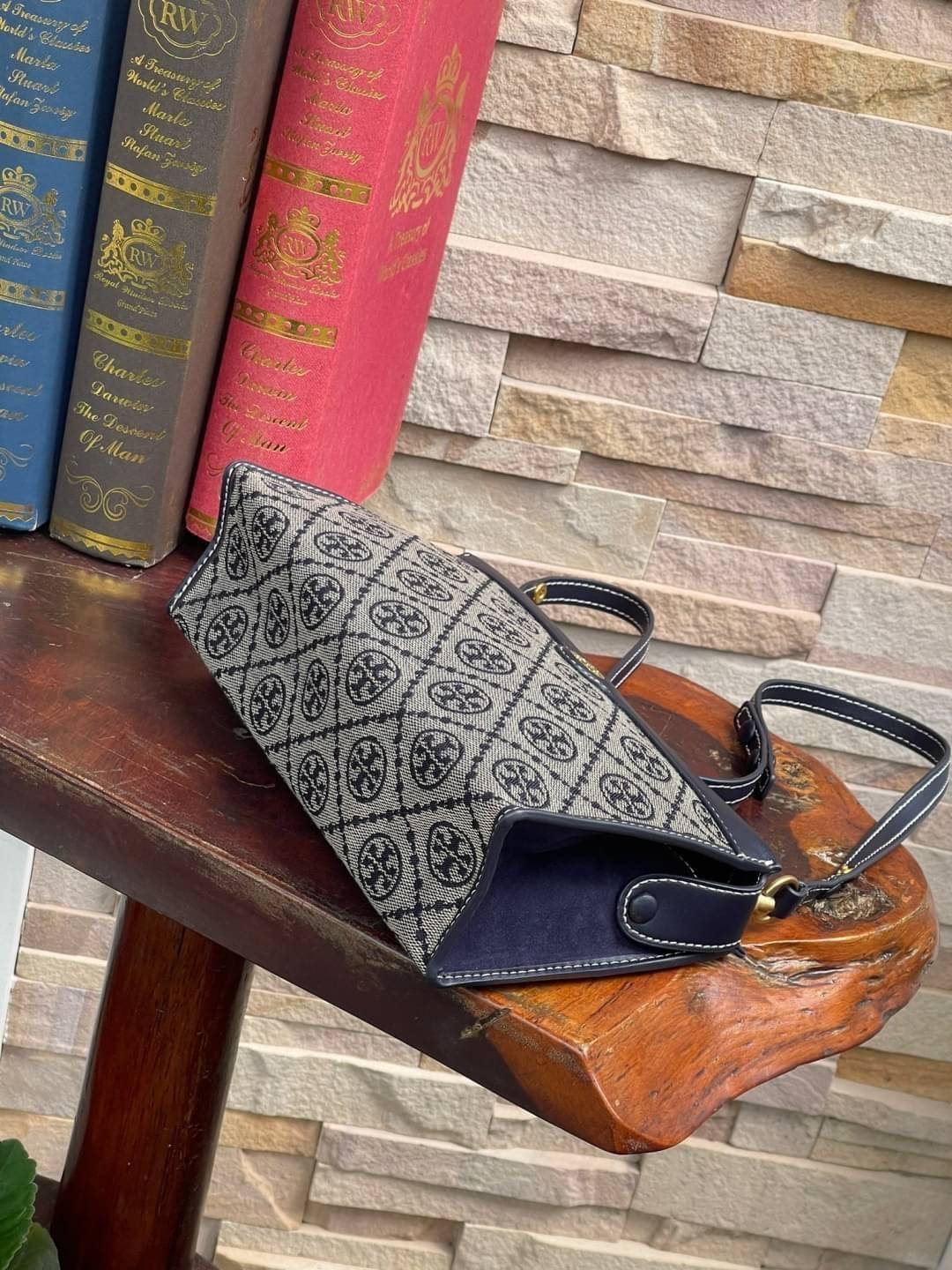 Tory burch t monogram jacquard mini pouchette ปังไม่หยุดกับลวดลาย T Monogram ที่มารังสรรค์ลงบนไอเท็มต่างๆ ในคอลเล็กชั่นต่างๆ สำหรับในรุ่นนี้มาในทรง mini pouchette ที่ได้ดีไซน์น่ารักๆแบบลุคช์ไฮโซ ที่สามารถปรับสายสั้นยาวได้ด้วยกระดุมสแน็ป ต่างออกไปกับคอลเลค