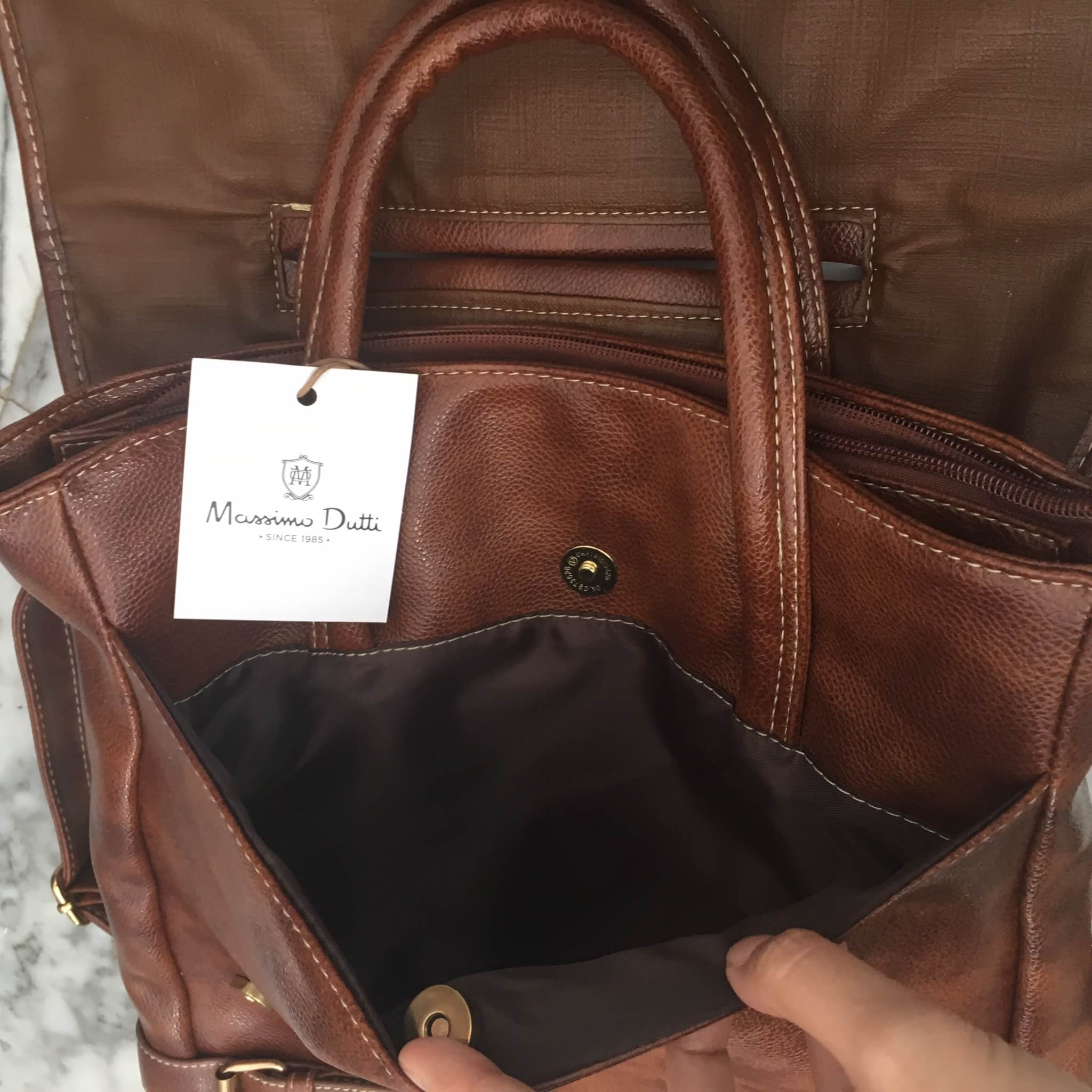 Best Seller massimo dutti Leather Backpack กระเป๋าหนังสวยมาก ปากกระเป๋า เปิดได้กว้าง จุเยอะ หยิบหาของสะดวกมากค่ะ - ปากกระเป๋าเปิดได้กว้าง หาของง่าย - ด้านในมีช่องเก็บของย่อย - มีช่องด้านหลัง ใส่ของ หยิบของสะดวกขึ้น -ด้านในมีช่องแบ่งเก็บของ 2 ช่องใหญ่ มีซิ