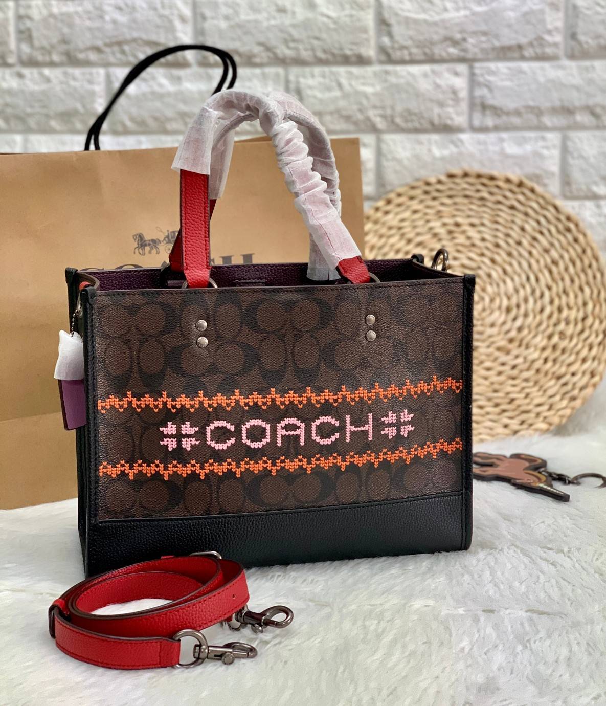 พร้อมส่ง 4ลาย 🌈ไม่มีในช๊อปไทยจร้าา😘 COACH DEMPSEY CARRYALL IN SIGNATURE JACQUARD WITH STRIPE AND COACH PATCH (C2826,C1527,C4113) พร้อมส่งความสวย! คุณภาพจัดเต็มค่ะ กระเป๋าทรงTote วัสดุ Jackquard+หนังแท้ ได้ลงตัวสวยงาม ด้านหน้ามีโลโก้แบรนด์ว