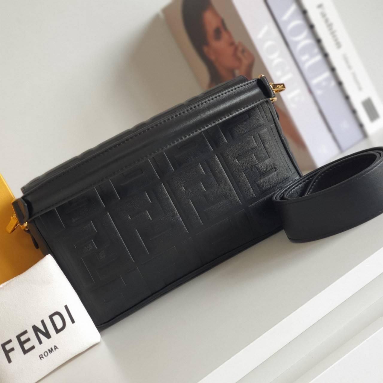 รุ่นใหม่แนะนำ!! **สวยหรูมาก กับ FENDI BAGUETTE BAG วัสดุหนังแท้ทั้งใบ ปั้มจมสัญลักษณ์แบรนด์สวยหรูมาก ด้านในบุผ้าปั้มแบรนด์ เปิดปิดด้วยกระดุมแม่เหล็ก ช่องโล่งกว้างพร้อมช่องซิป สามารถใส่ กระเป๋าสตางค์ยาวได้ มือถือได้ทุกรุ่น มาพร้อมสายสะพาย2แบบ ถอดปรับเปลี่ย