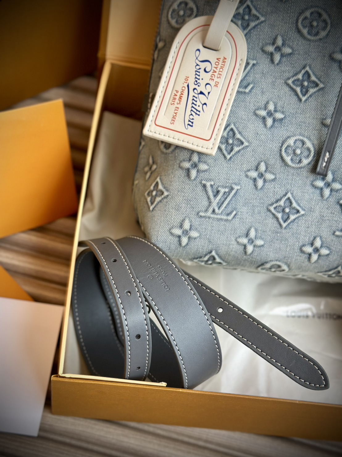 LV Carryall Denim Vintage Tote Bag กระเป๋าทรงโท้ทเดนิมสไตล์วินเทจ รุ่นใหม่ปั้มลายโมโนแกรมบนเดนิมสุดไอคอนิก ที่ใครเห็นต้องเป็นคลั่งรัก ผู้ดี หรูหราได้ทุกลุค ทุกสไตล์