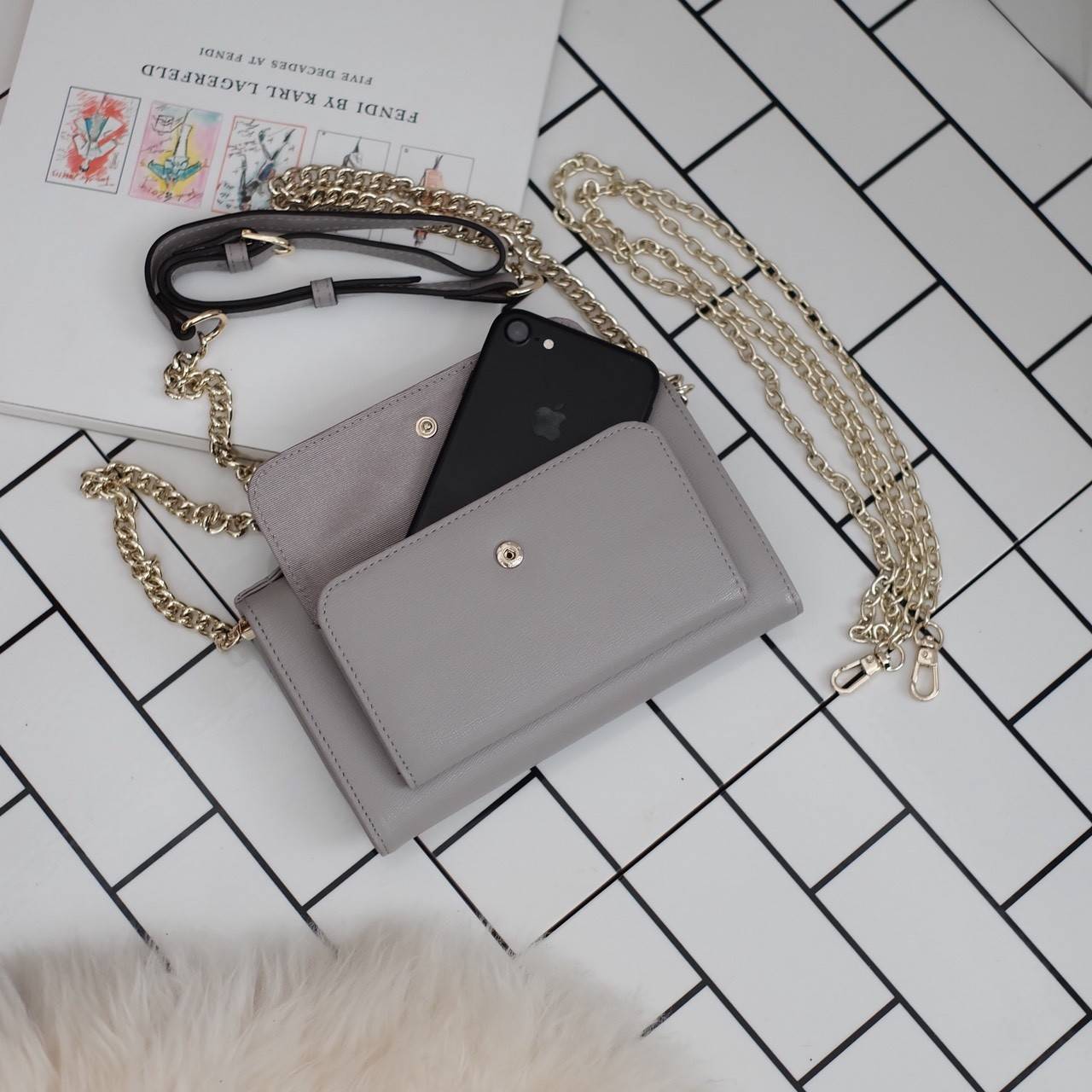 รุ่นขายดี **หนังวัวแท้สวยมาก KEEP • Ari • กระเป๋า สตางค์ยาว ปรับเป็นคลัช หรือถือ สะพาย ก้อได้หมด ขนาด กะลังดี ทรงสวย แค่ใบเดียวจบ! หนังคุณภาพเยี่ยม ภายใน จุของคุ้ม ใส่บัตร ใส่มือถือได้ทุกรุ่น ใบนี้ จะแต่งกับ Look ไหนก้อเข้ากันได้ดีแน่นอนค๊า Don't mis