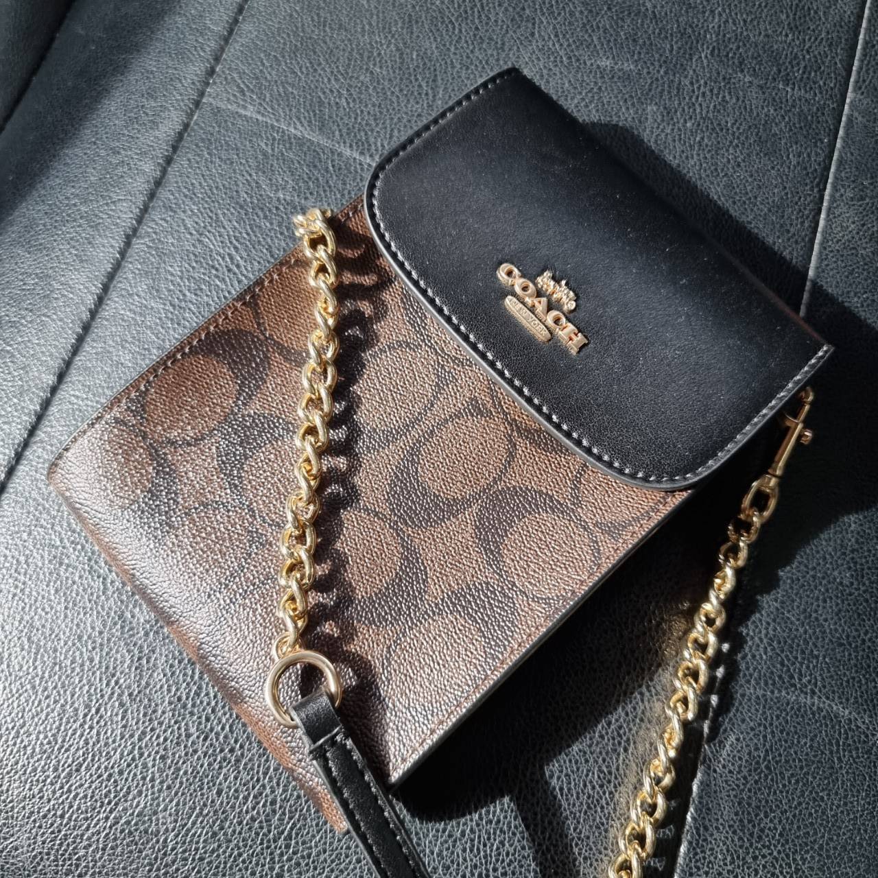 COACH 3051 RACHEL PHONE CROSSBODY IN SIGNATURE CANVAS HOT ITEM!! กระเป๋าสะพาย case phone ต้องมา ให้คุณพกพา gadget ล้ำไปได้ทุกที่ ใส่โทรศัพท์มือถือได้ทุกรุ่น ดีไซน์ใหญ่กว่าเดิม และยังมีช่องเก็บบัตรให้เพิ่มไปอีก ดีไซน์ลายซีคลาสสิค วัสดุหนังแคนวาส เปิด-ปิดด้