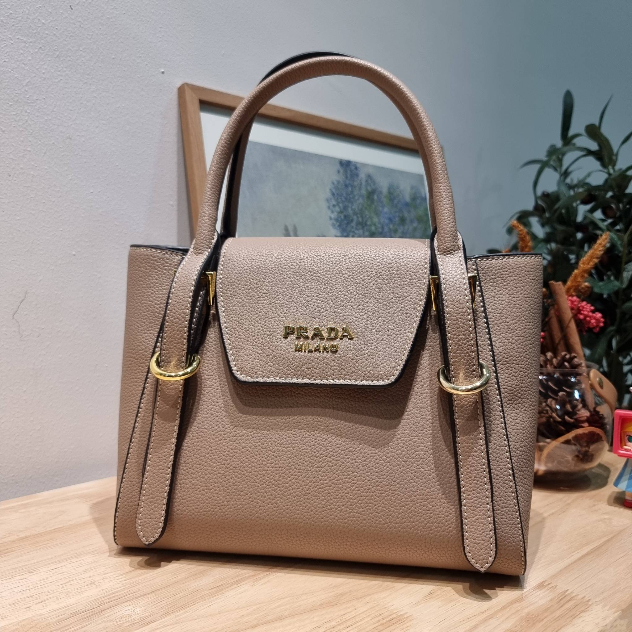 PRADA Saffiano leather bag / Prada leather bag กระเป๋าถือ/สะพายล่าสุด ที่ดีไซน์เรียบหรู สวยคมชัด เต็มไปด้วยดีเทลน่าใช้ สายคล้องไหล่ที่สามารถถอดออกได้