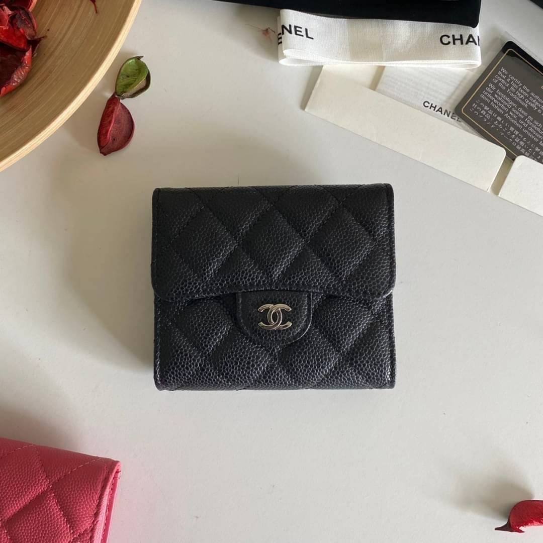 หนังแท้ Chanel Classic small wallet caviar 3 พับ พร้อมส่งที่ไทย รุ่นยอดนิยมไอเท็มฮิตวัสดุหนังแท้คาเวียร์สวยคลาสสิคเปิดปิดด้วยฝาปิดกระดุมด้านหน้ามีโลโก้แบรนด์อะไหล่ทองสวยหรูดูดี ตัวจริงสวยน่าใช้ Chanel mini นาทีนี้กำลัง in สุดๆ ภาพสินค้าถ่ายจากงานขายจริง ใ