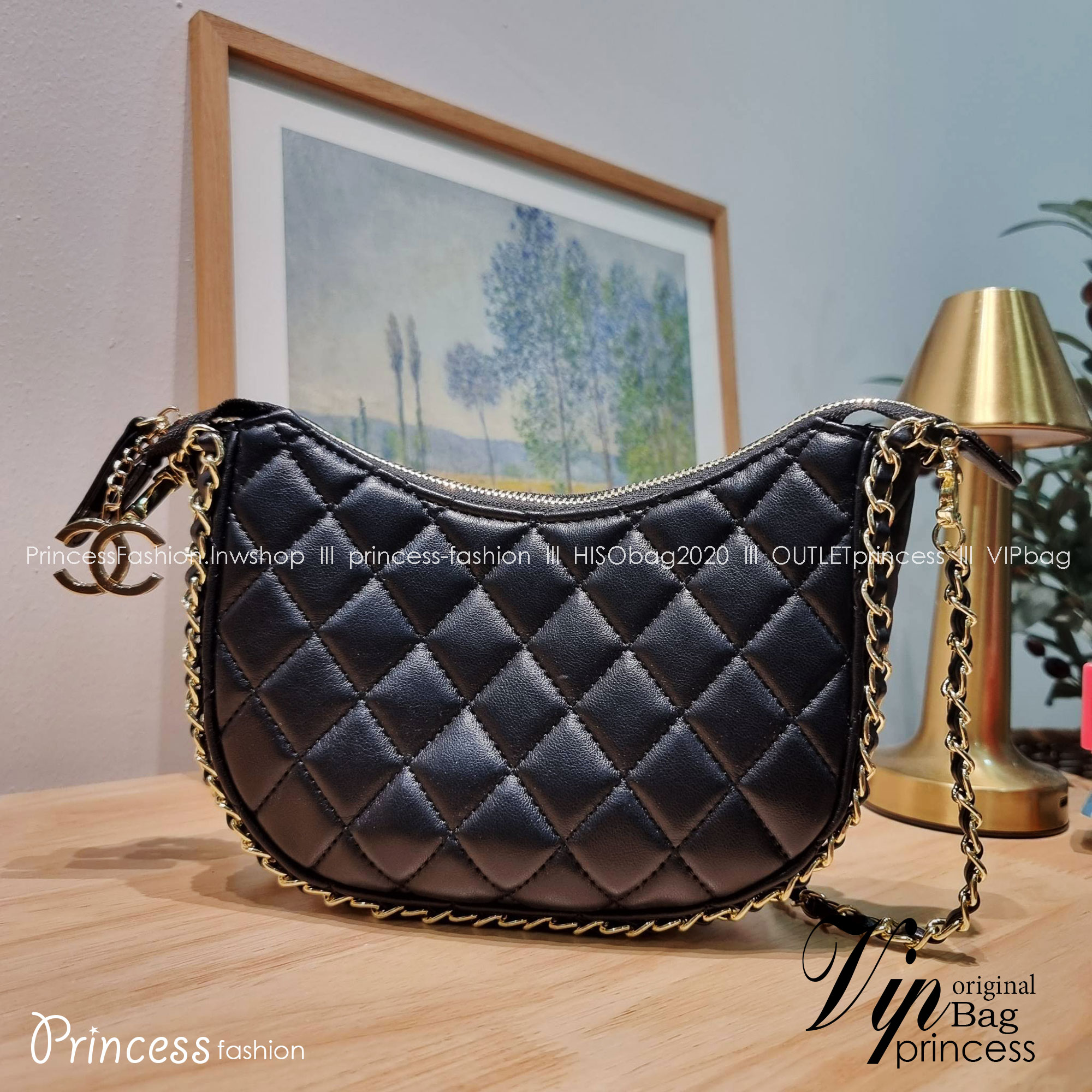 Chanel small hobo bag ใหม่ล่าสุดคอล 2023 กับกระเป๋าสะพายทรงโฮโบ ที่มีลูกเล่นให้สาวๆได้ใช้ไม่มีเบื่อ มีอะไหล่เกี่ยวปรับทรงได้ ดีไซน์โซ่ตกแต่งรอบตัว