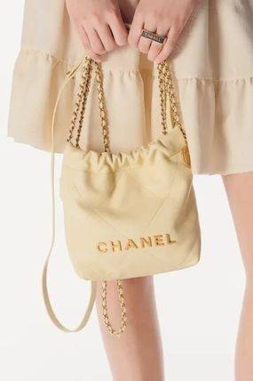 CHANEL 22 Mini bag สีใหม่สวยหวานสดใสเข้าแล้วค่า สวยเกินต้านที่สุดกับไอเท็มนี้ ที่สาวๆหรือใครๆก็ต้องมีแล้ว!! มาในไซส์มินิ น่ารักจริงจัง!! แค่เห็นก็หลงรัก