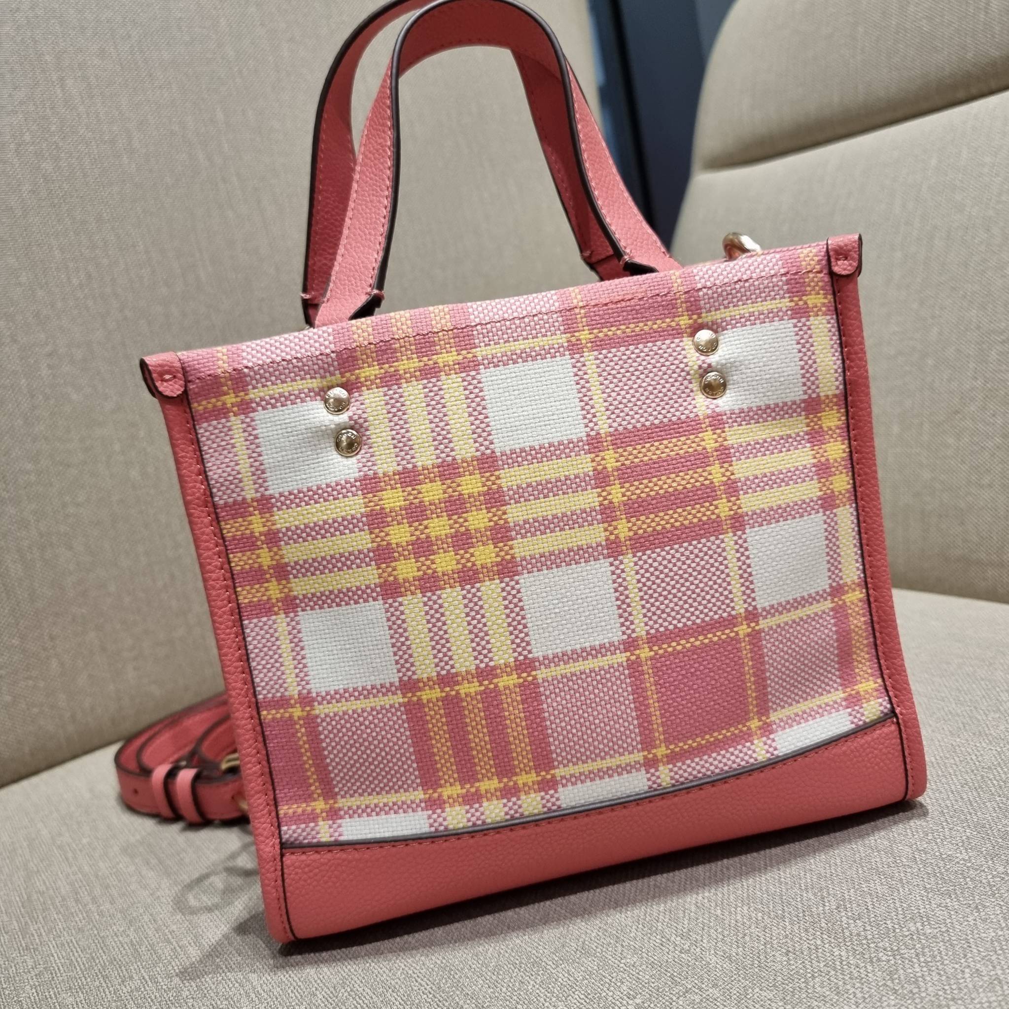 COACH C8198 DEMPSEY TOTE 22 WITH GARDEN PLAID PRINT AND COACH PATCH คอลใหม่สุดคิ้วท์ หวานๆใสๆ น่ารักชะมัด!! ดีไซน์ลายสก็อต เหมาะกับฟีลลิ่งปิคนิคเป็นที่สุด กระเป๋าทรงโท้ท ไซส์กำลังสวย ฟังก์ชั่นการใช้งานก็สะดวกที่สุด มีทั้งสายคล้องในตัว และสายครอสบอดี้ วัสด