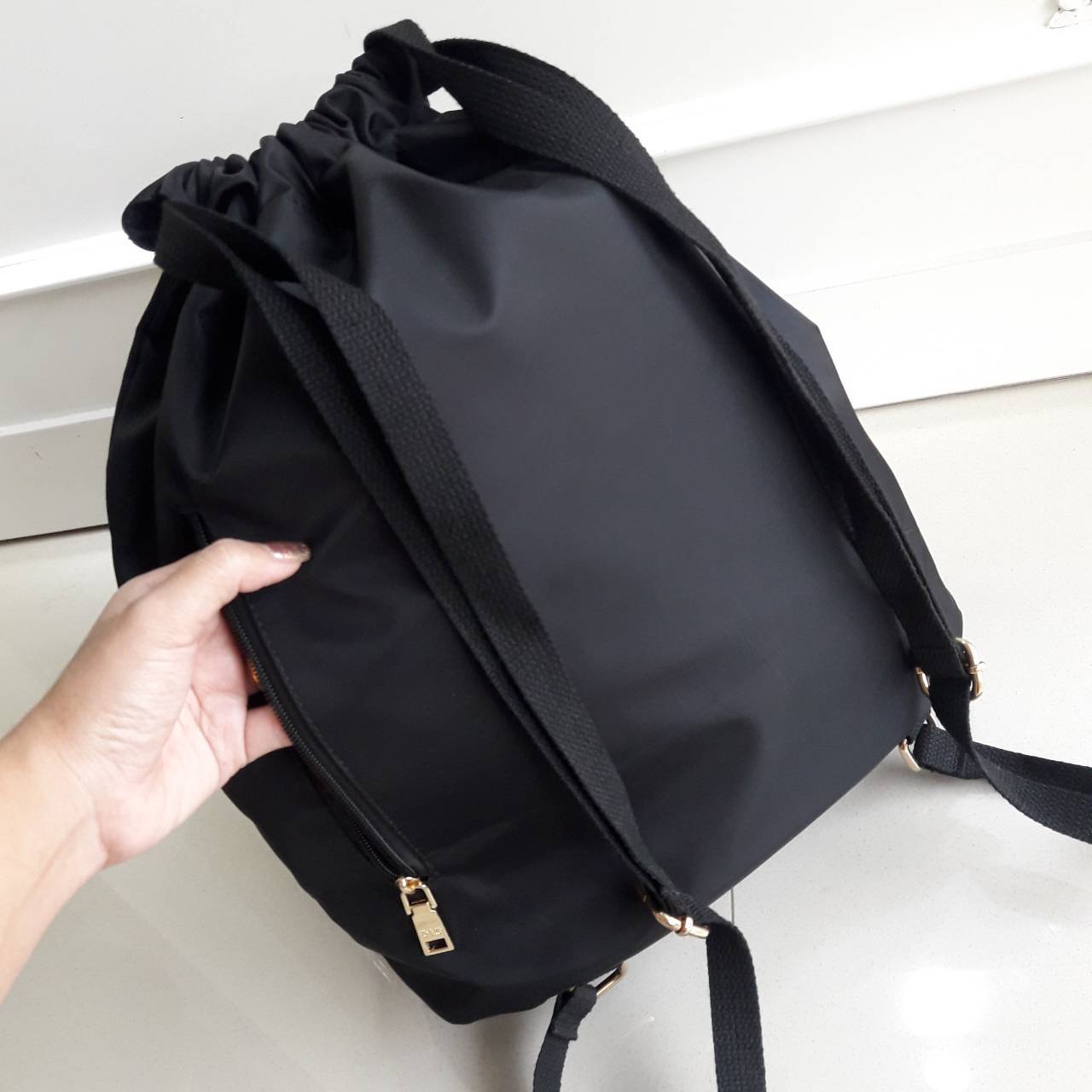 เป้ทรงใหม่ รอบนี้ ก็มานะคะ กระเป๋าทรงเป้หูรูด Nylon Backpack ทรน่ารัก จากงานพรีเมี่ยมกิ้ฟ จากเคาเตอร์ต่างประเทศ ด้านหน้ามีช่องซิปใส่ของ หยิบใช้ง่าย ด้านในเปิดปิดด้วยหูรูด มีช่องแยกด้านในอีกค้า ด้านหลังมีช่องซิปเก็บของสำคัญ เพิ่มอีกช่อง **ขนาดกำลังดีคะ ใบน